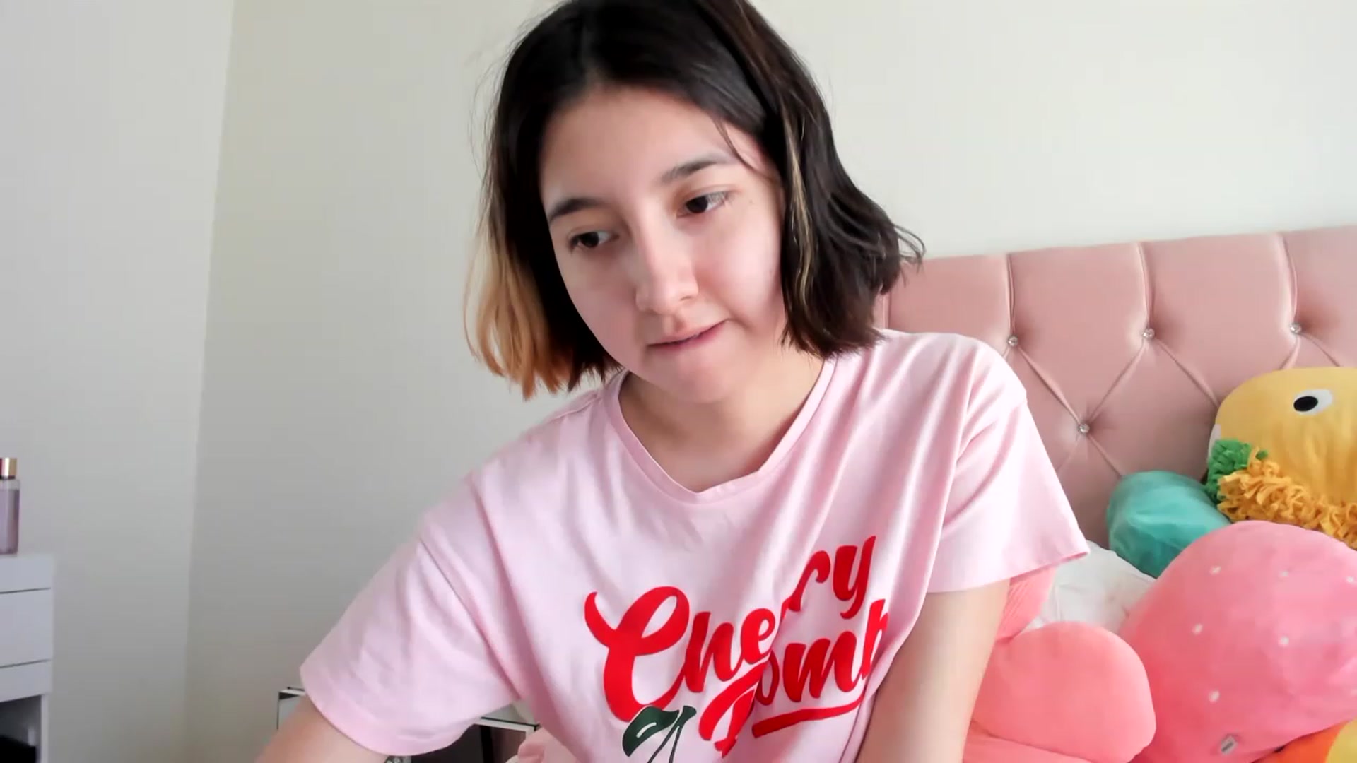 Gallery image thumbnail from Cherrycute666's myfreecams stream on, 02/04/2023, 18:22 image 18 of 20