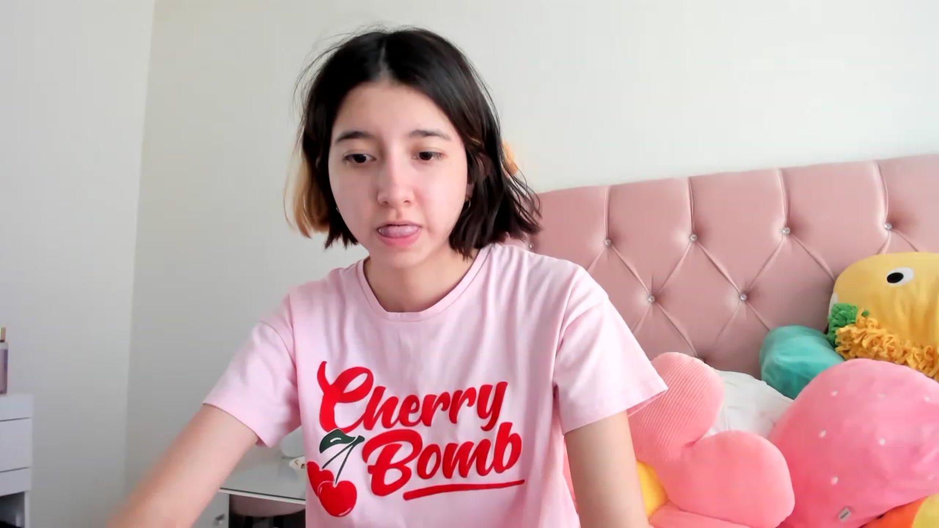 Gallery image thumbnail from Cherrycute666's myfreecams stream on, 02/04/2023, 18:22 image 15 of 20
