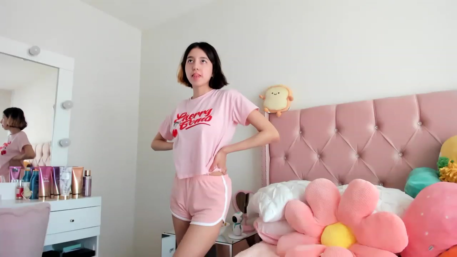 Gallery image thumbnail from Cherrycute666's myfreecams stream on, 02/04/2023, 18:22 image 12 of 20