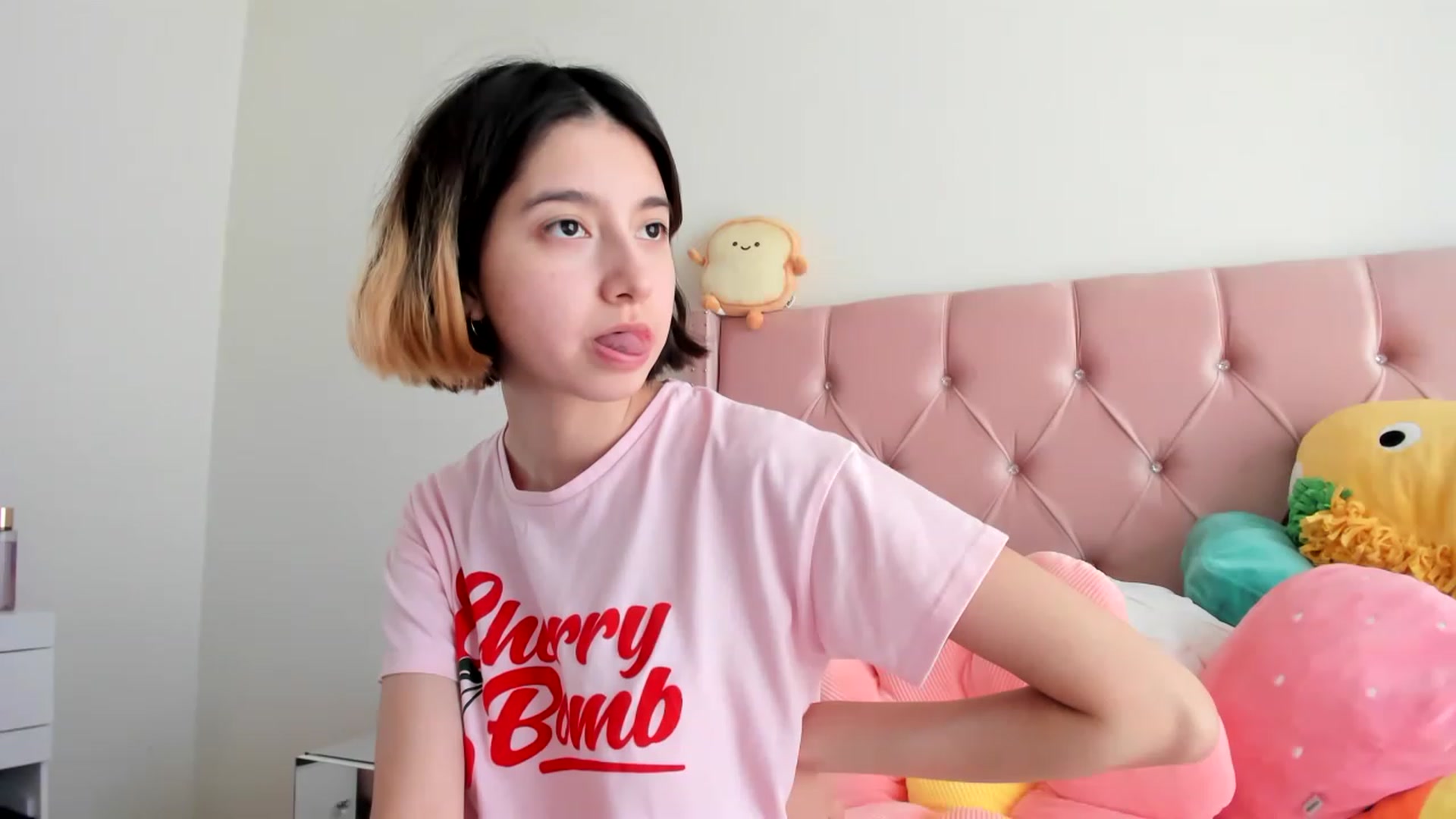 Gallery image thumbnail from Cherrycute666's myfreecams stream on, 02/04/2023, 18:22 image 19 of 20