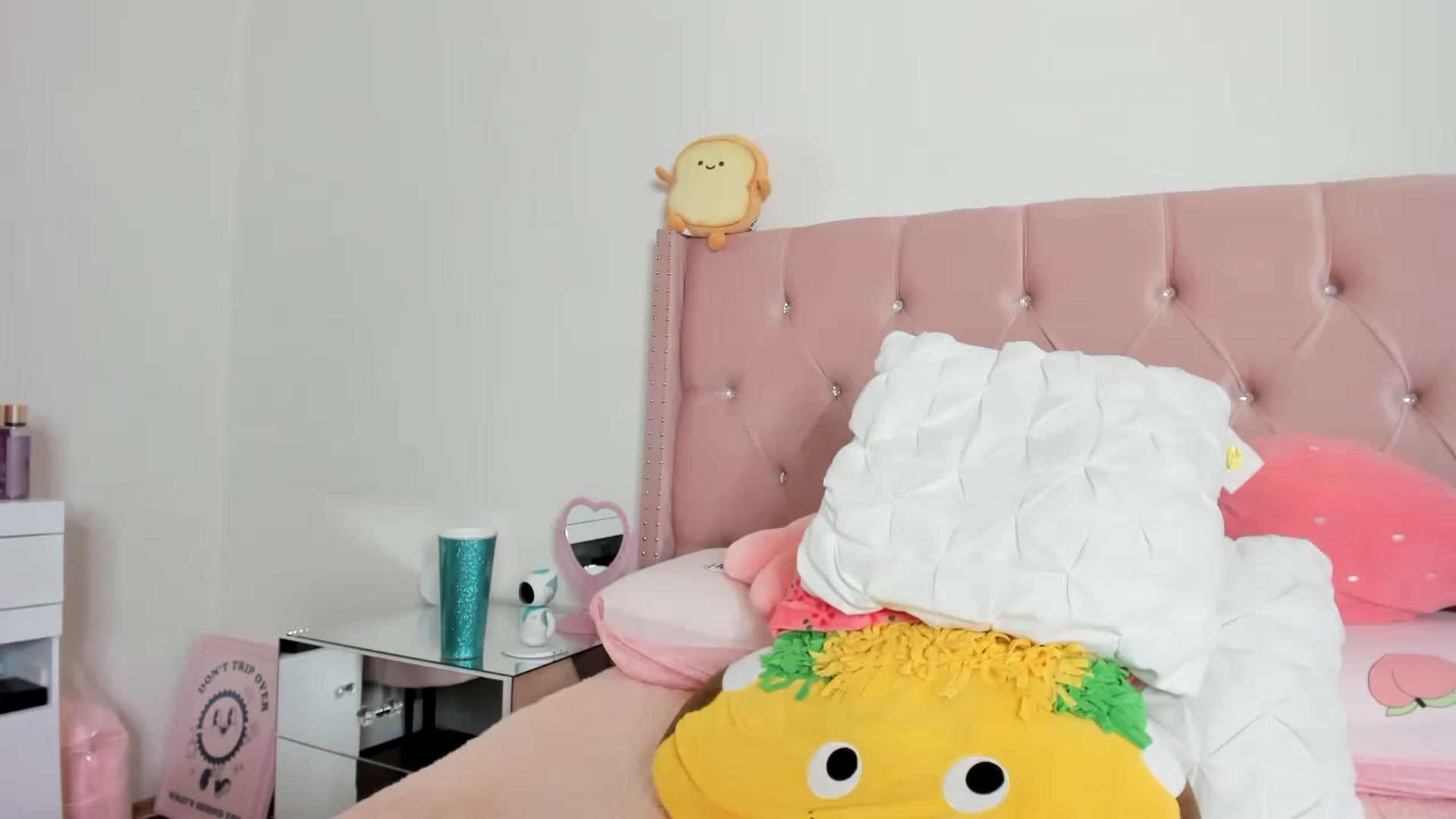 Gallery image thumbnail from Cherrycute666's myfreecams stream on, 02/06/2023, 09:19 image 17 of 20