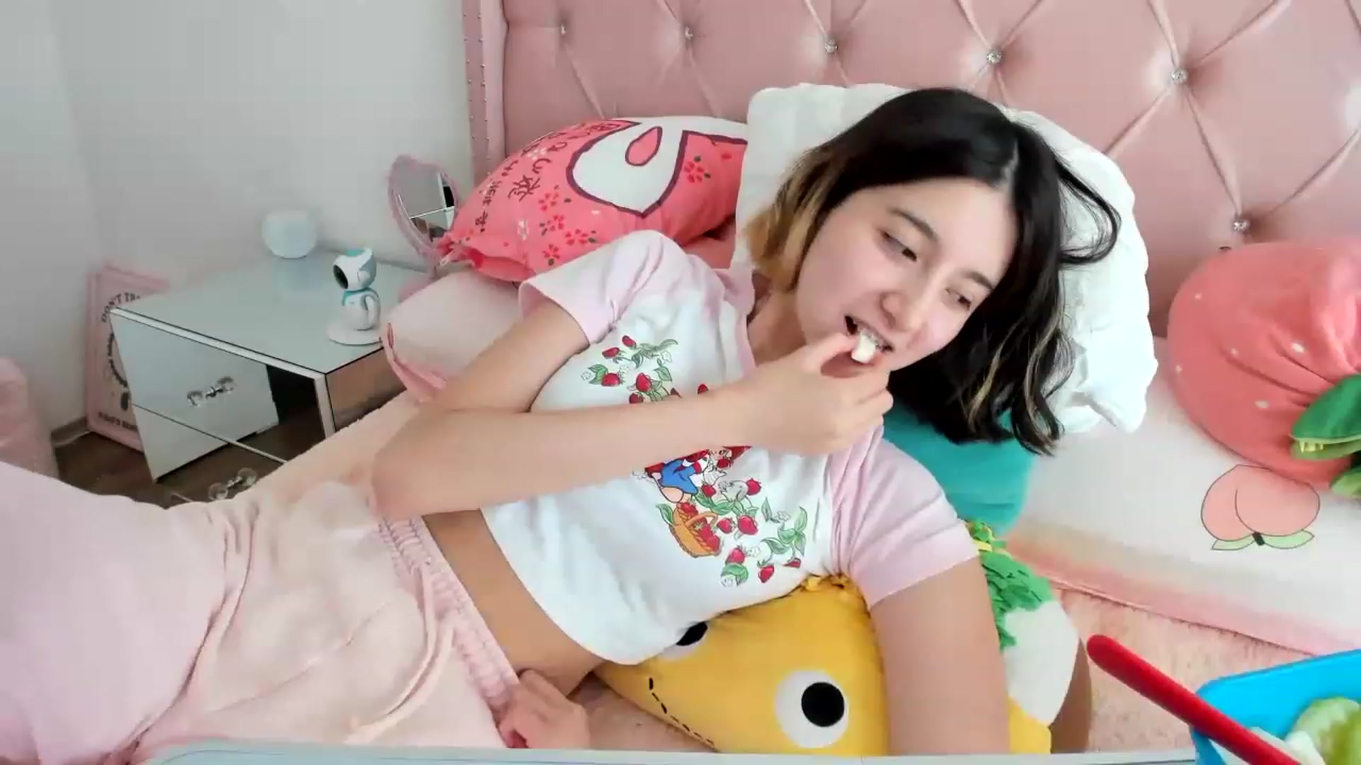 Gallery image thumbnail from Cherrycute666's myfreecams stream on, 02/06/2023, 23:48 image 18 of 20