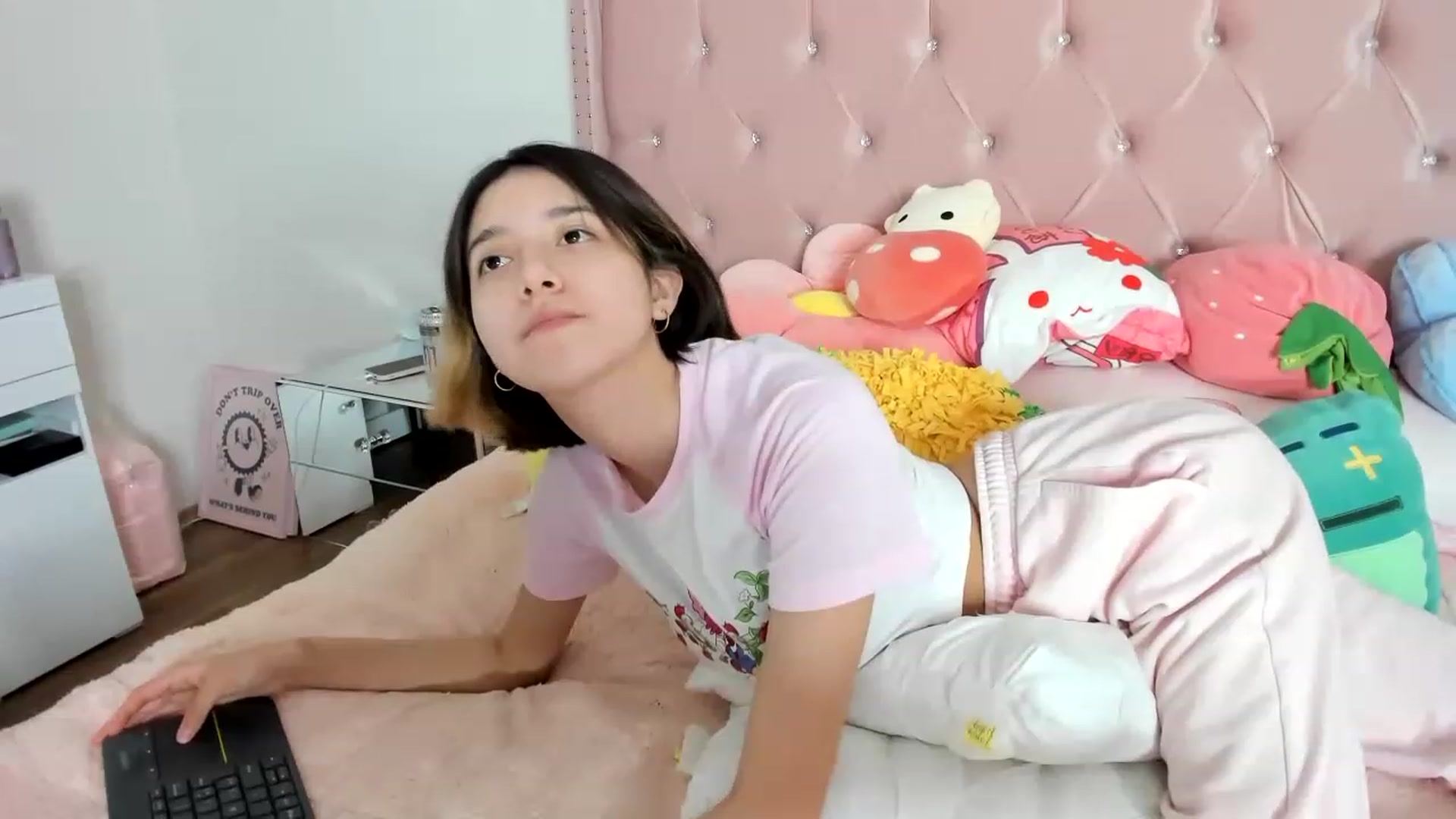 Gallery image thumbnail from Cherrycute666's myfreecams stream on, 02/07/2023, 10:02 image 17 of 20