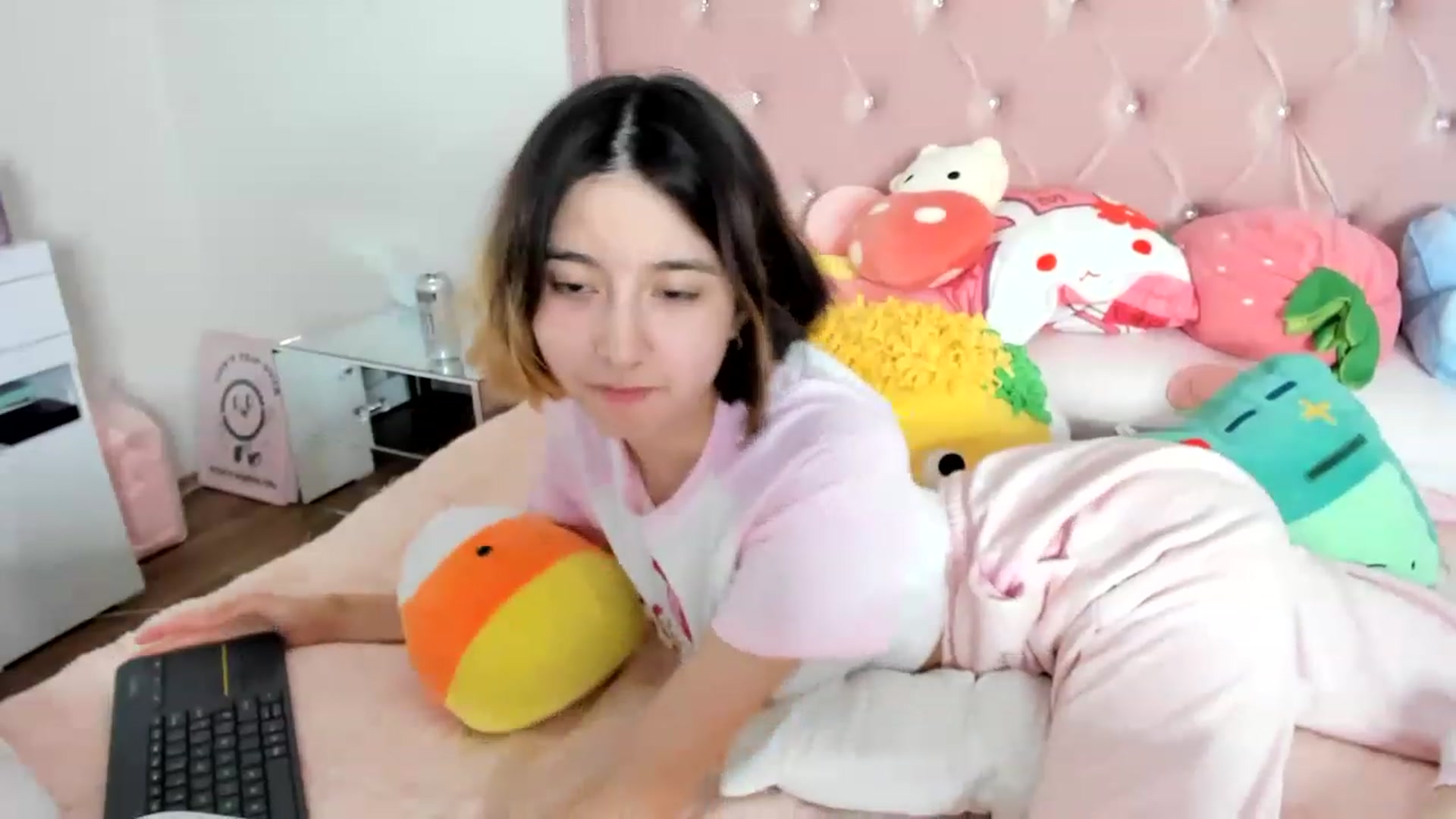 Gallery image thumbnail from Cherrycute666's myfreecams stream on, 02/07/2023, 10:02 image 20 of 20