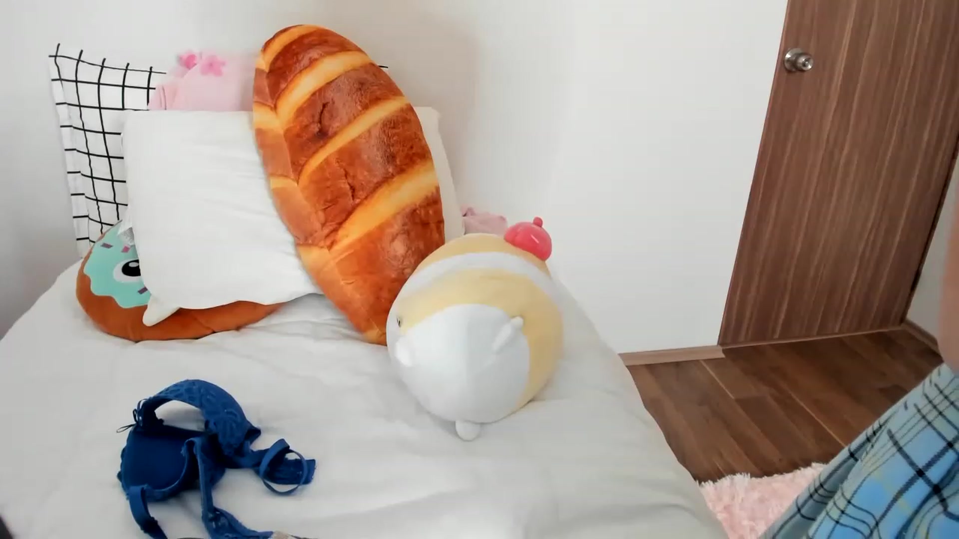 Gallery image thumbnail from Cherrycute666's myfreecams stream on, 02/13/2023, 01:03 image 6 of 20