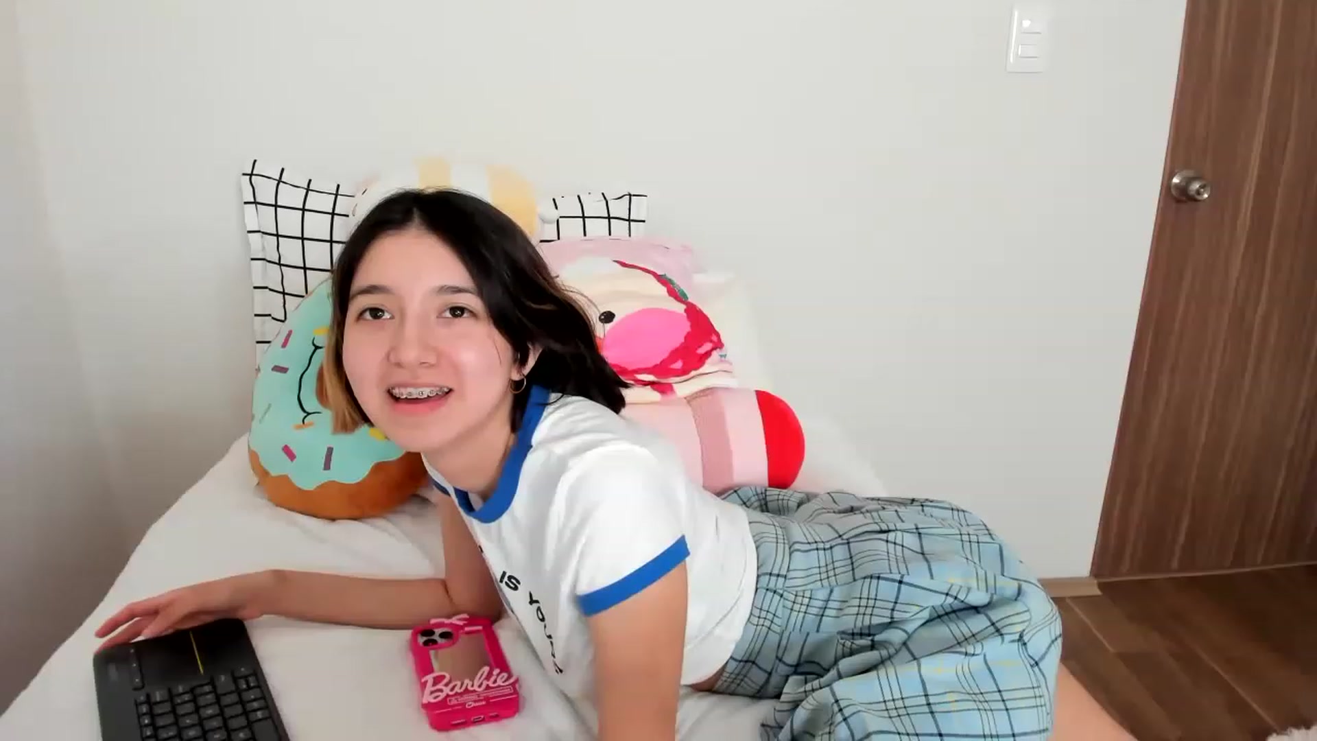 Gallery image thumbnail from Cherrycute666's myfreecams stream on, 02/13/2023, 17:01 image 3 of 20