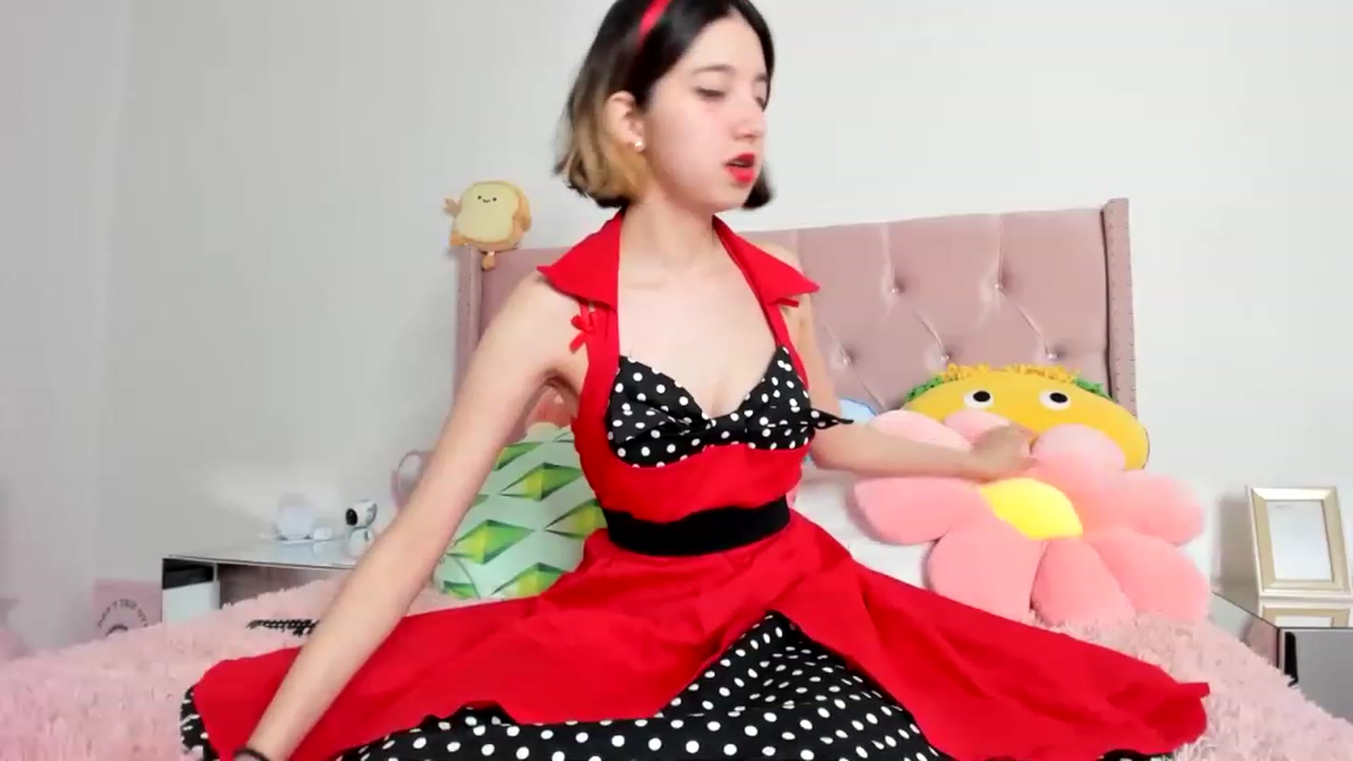 Gallery image thumbnail from Cherrycute666's myfreecams stream on, 02/14/2023, 17:25 image 18 of 20