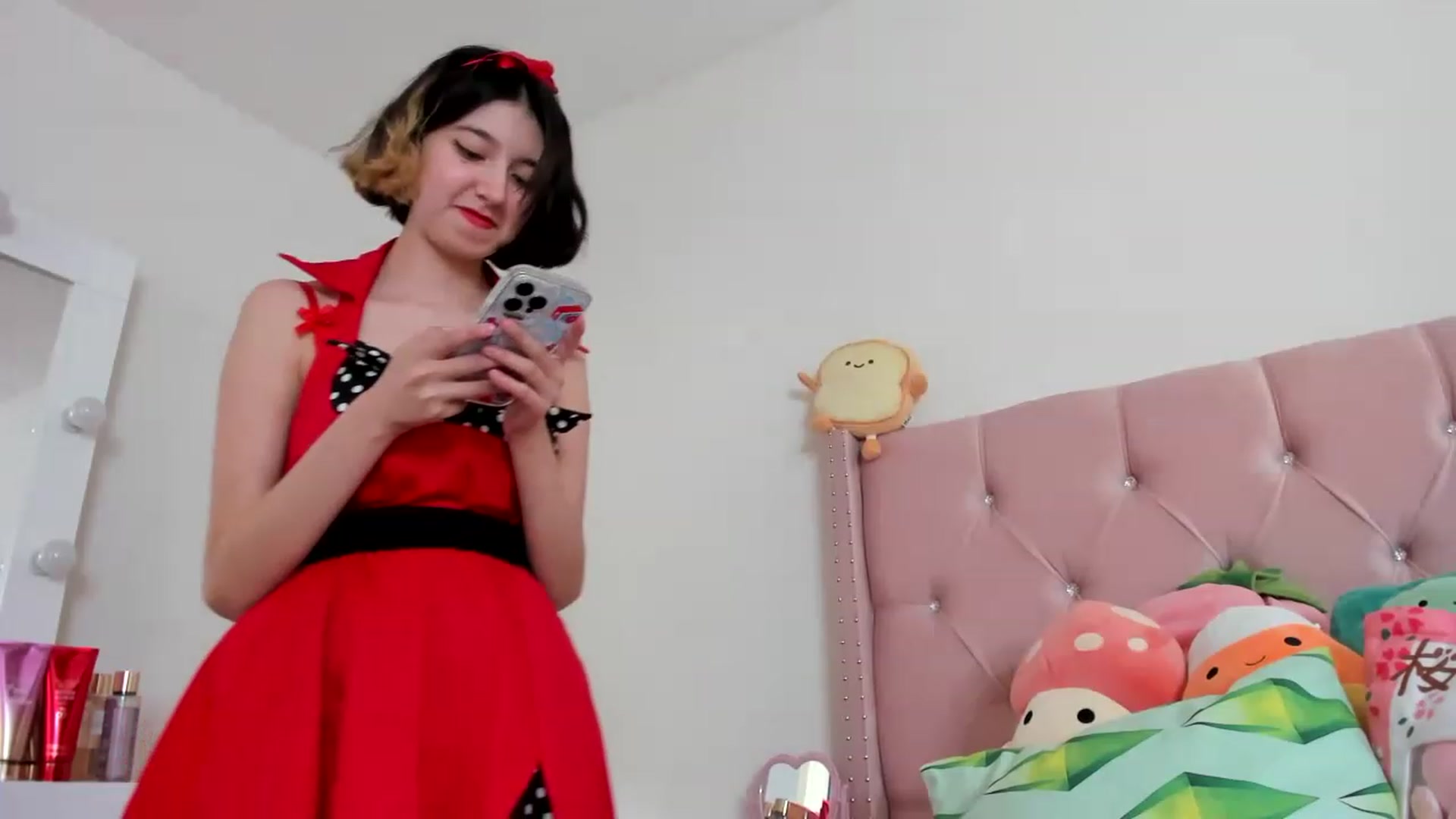 Gallery image thumbnail from Cherrycute666's myfreecams stream on, 02/14/2023, 22:35 image 12 of 20
