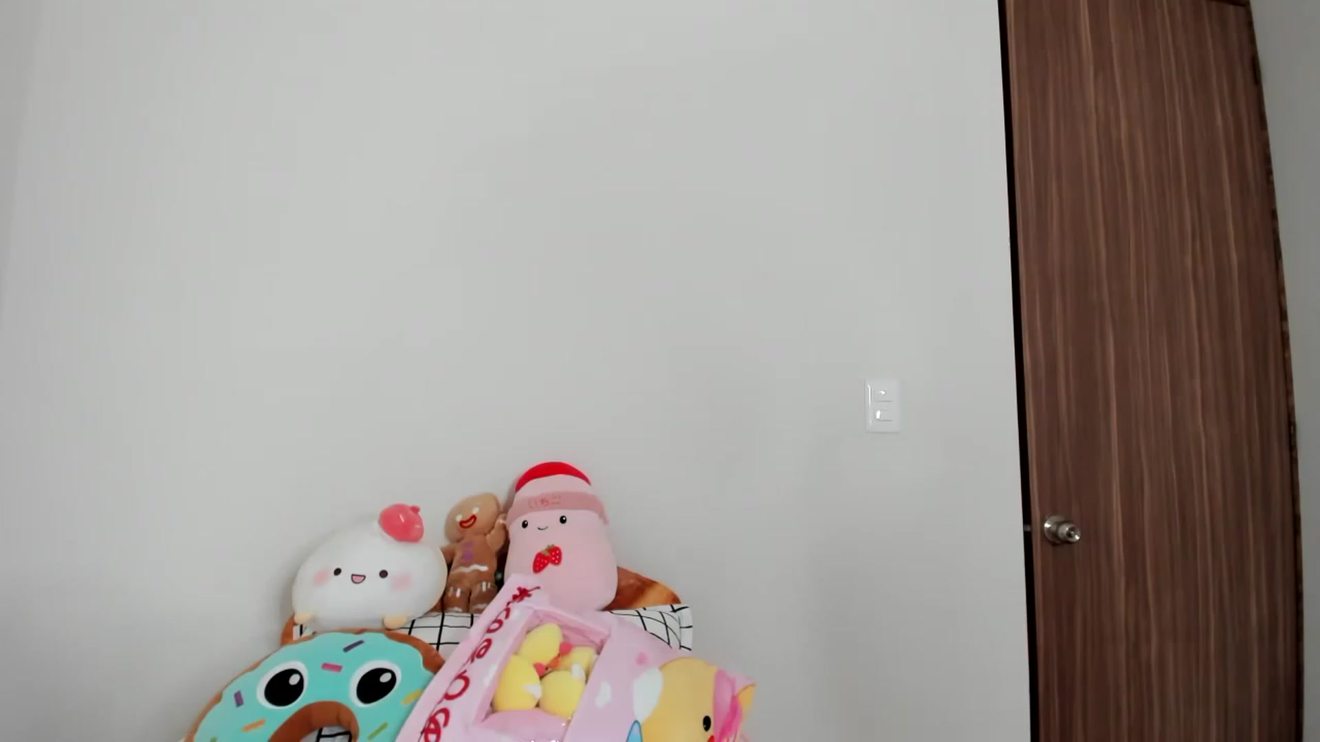Gallery image thumbnail from Cherrycute666's myfreecams stream on, 02/18/2023, 24:25 image 3 of 20