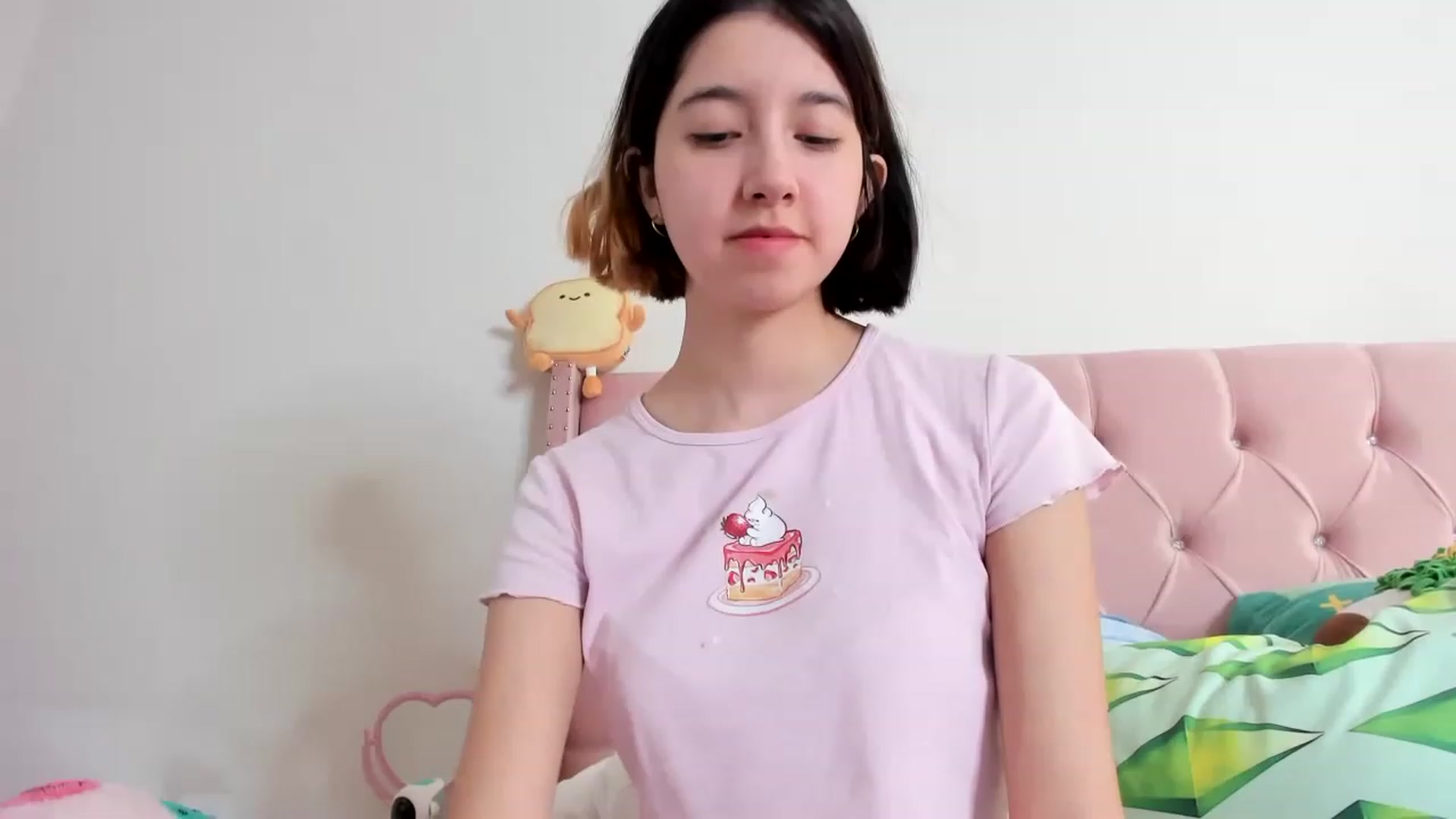 Gallery image thumbnail from Cherrycute666's myfreecams stream on, 02/19/2023, 24:06 image 14 of 20
