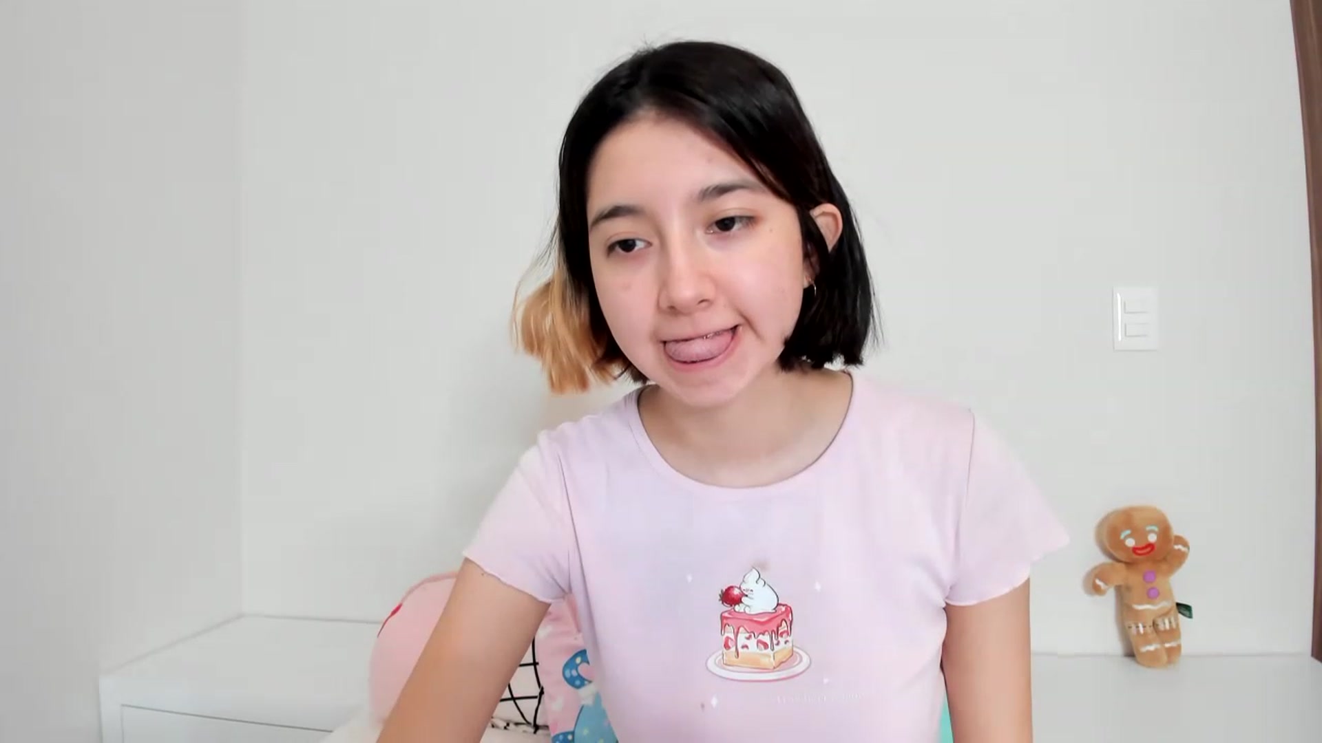 Gallery image thumbnail from Cherrycute666's myfreecams stream on, 02/19/2023, 24:06 image 19 of 20