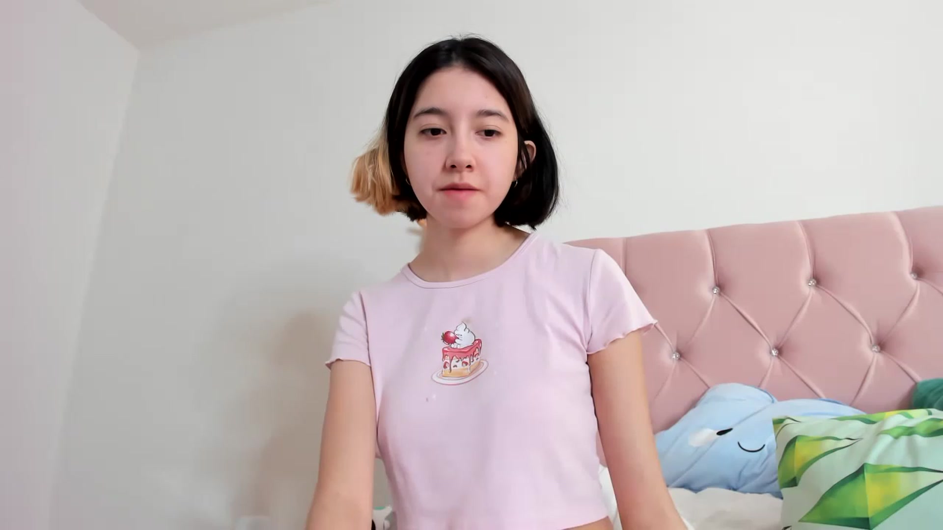 Gallery image thumbnail from Cherrycute666's myfreecams stream on, 02/19/2023, 24:06 image 15 of 20