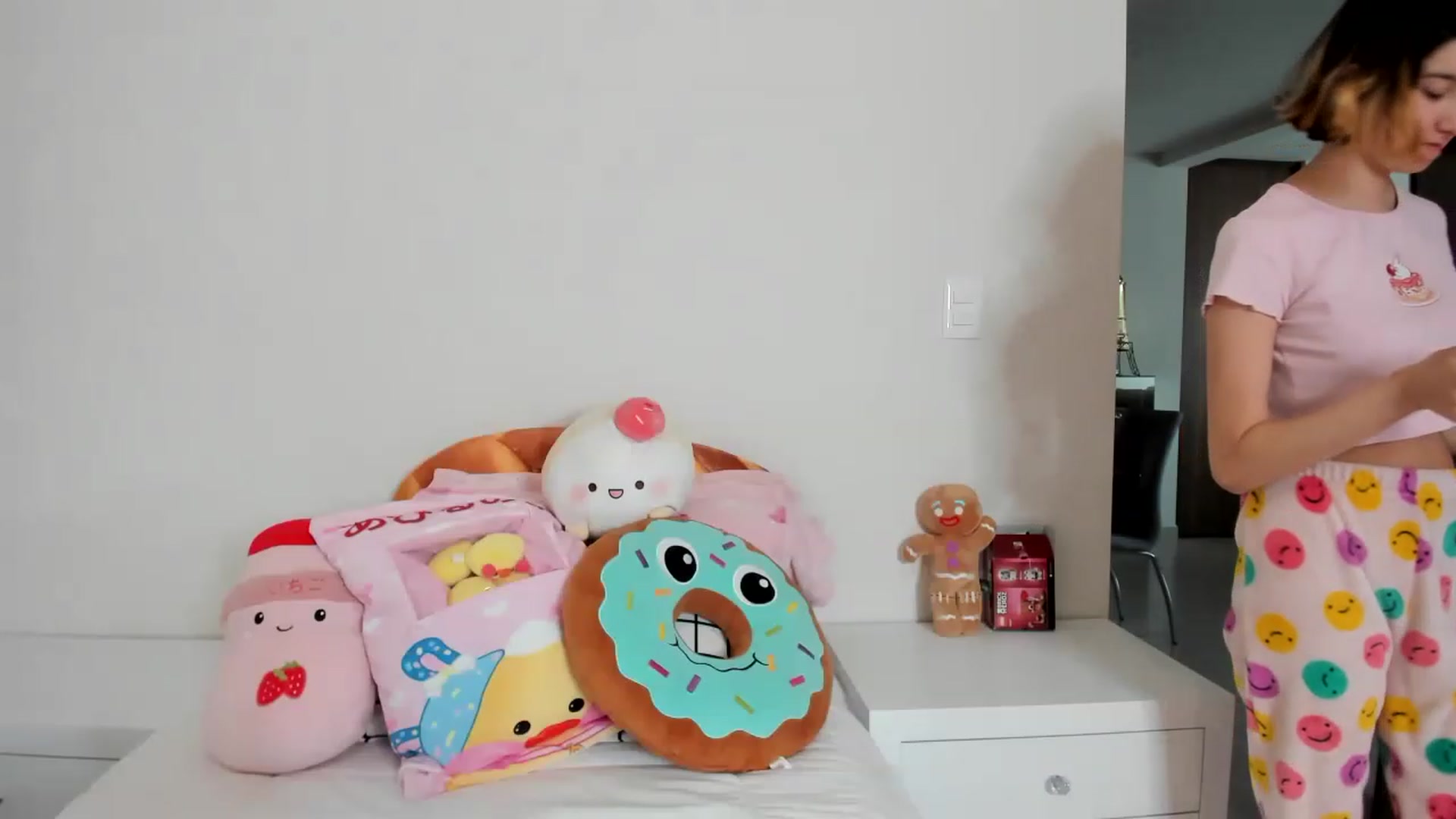 Gallery image thumbnail from Cherrycute666's myfreecams stream on, 02/19/2023, 24:06 image 18 of 20