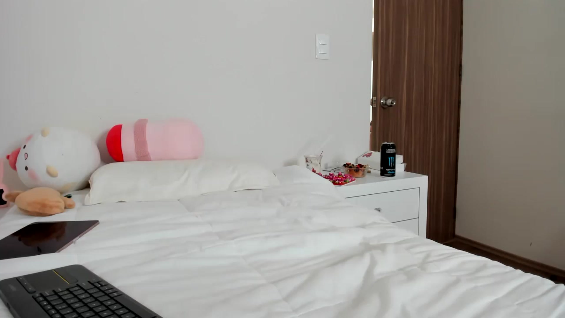 Gallery image thumbnail from Cherrycute666's myfreecams stream on, 02/20/2023, 22:26 image 2 of 20