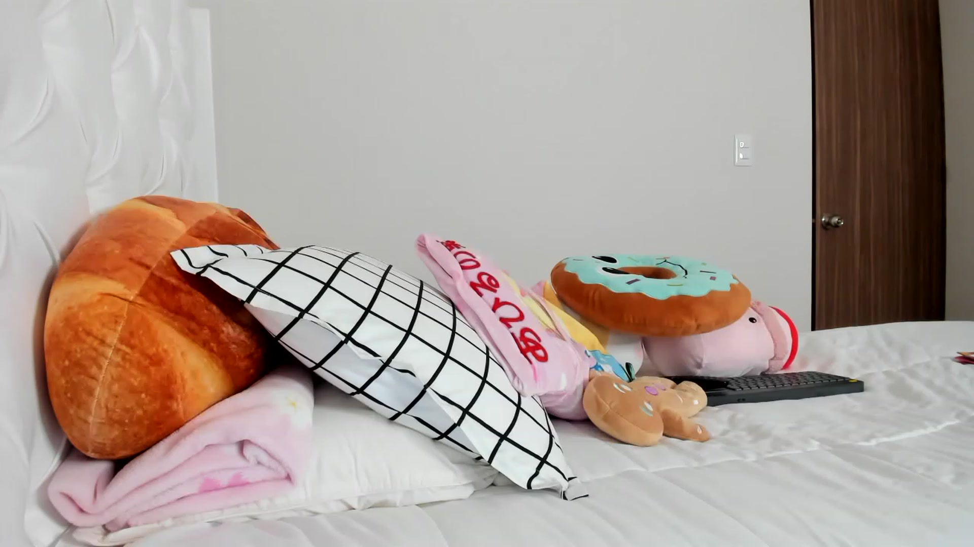 Gallery image thumbnail from Cherrycute666's myfreecams stream on, 02/24/2023, 06:11 image 10 of 20