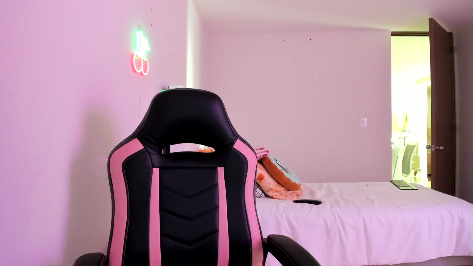 Gallery image thumbnail from Cherrycute666's myfreecams stream on, 02/25/2023, 24:06 image 17 of 20