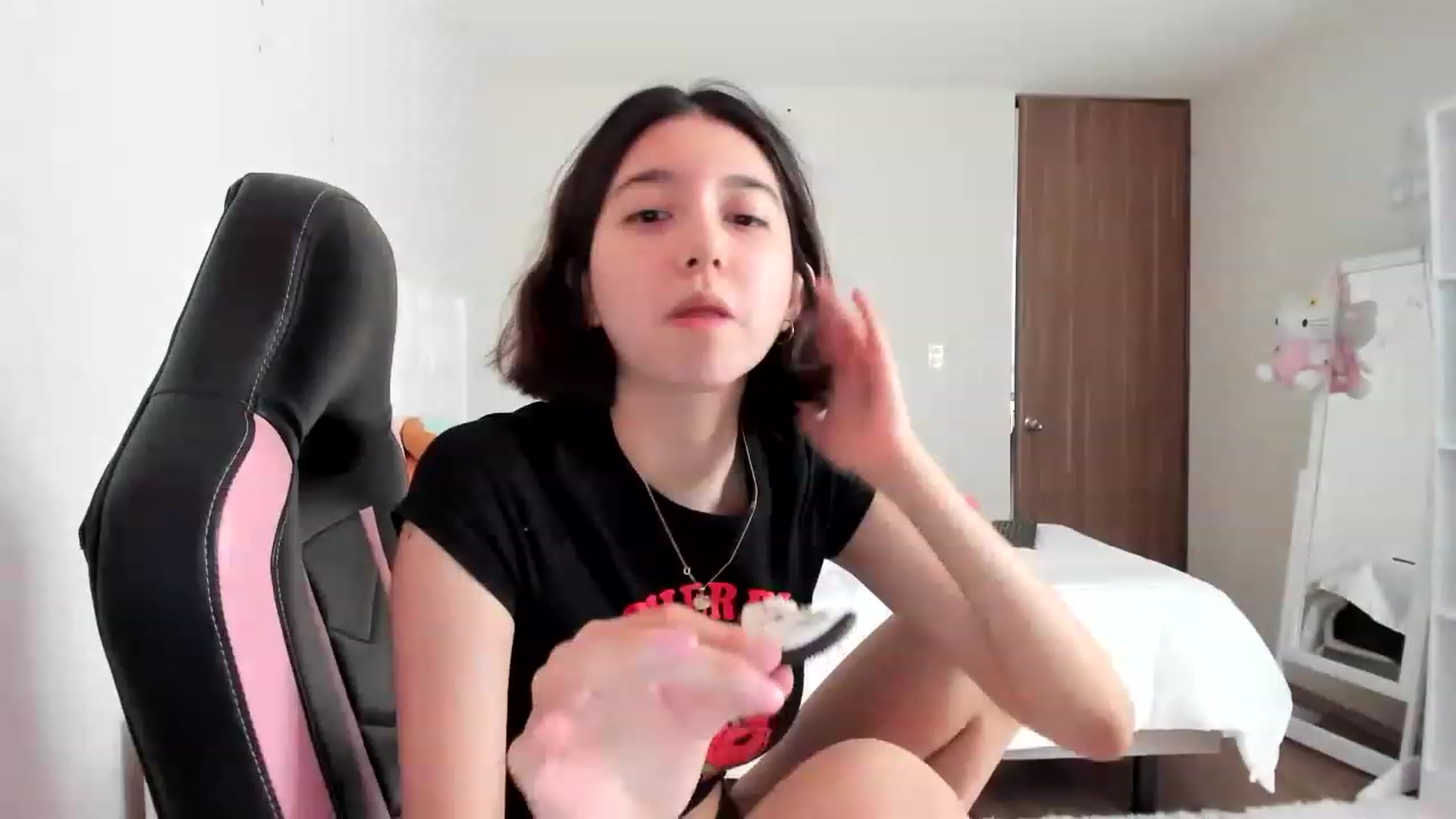Gallery image thumbnail from Cherrycute666's myfreecams stream on, 02/26/2023, 21:03 image 9 of 20