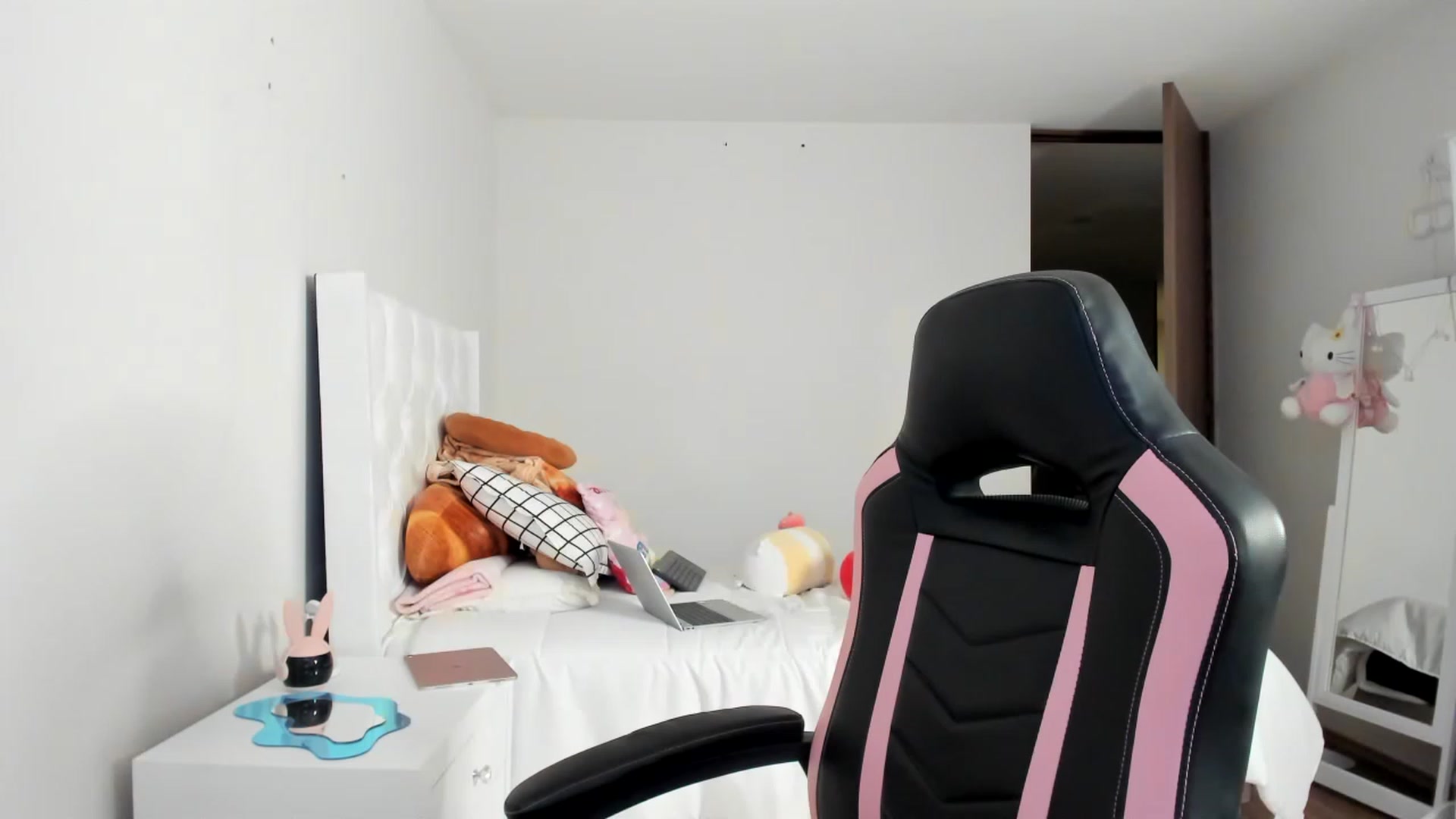 Gallery image thumbnail from Cherrycute666's myfreecams stream on, 02/27/2023, 07:31 image 5 of 20