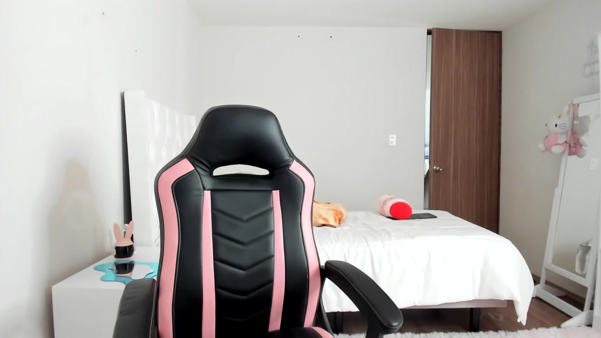 Gallery image thumbnail from Cherrycute666's myfreecams stream on, 02/27/2023, 21:09 image 3 of 20