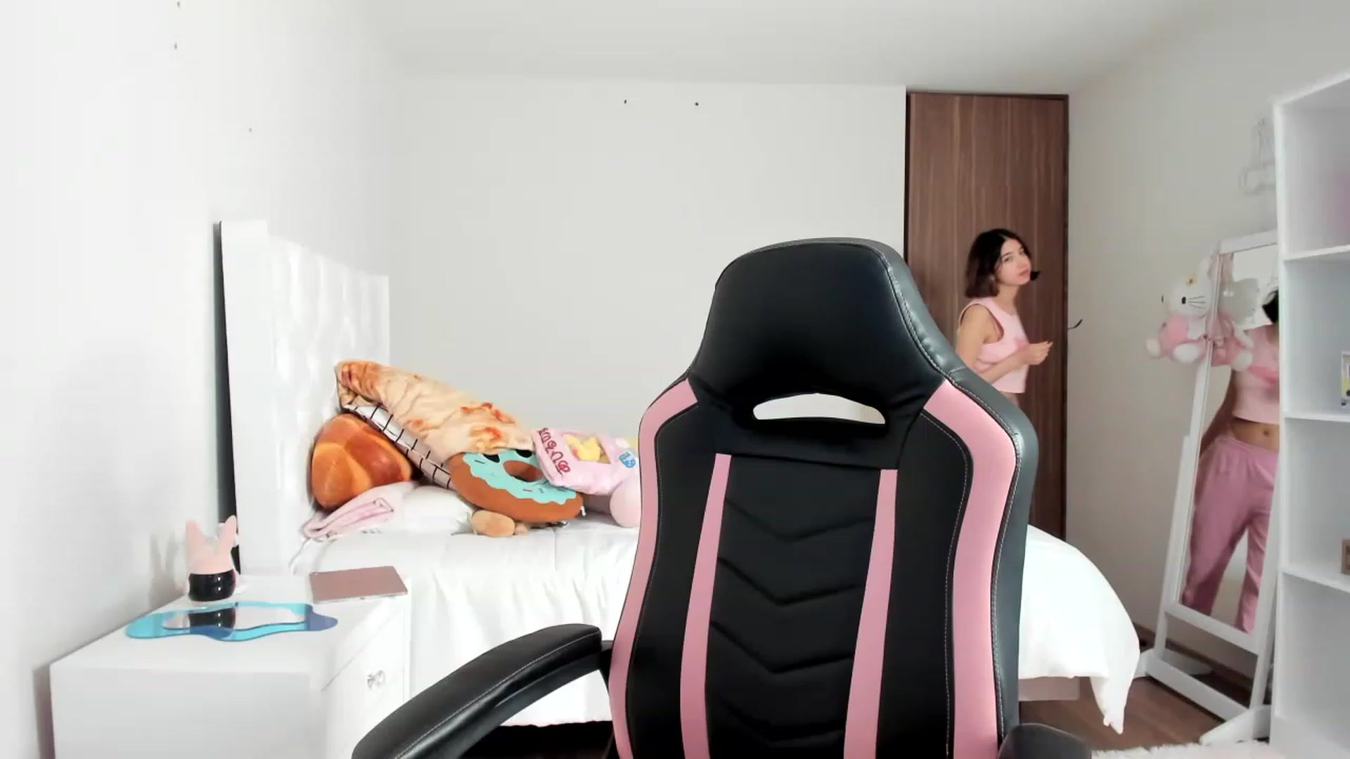 Gallery image thumbnail from Cherrycute666's myfreecams stream on, 02/28/2023, 07:41 image 11 of 20