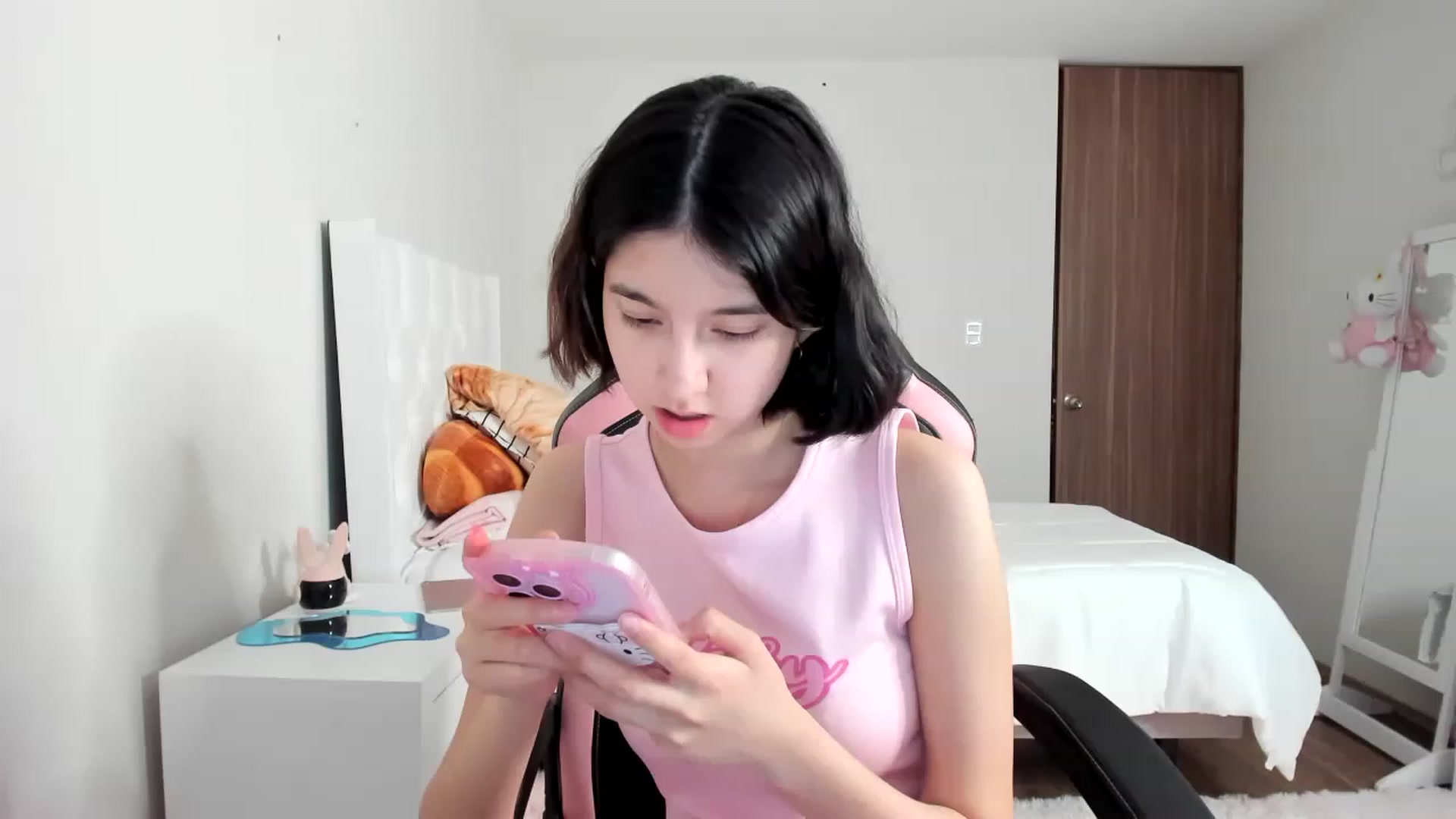 Gallery image thumbnail from Cherrycute666's myfreecams stream on, 02/28/2023, 09:00 image 10 of 20