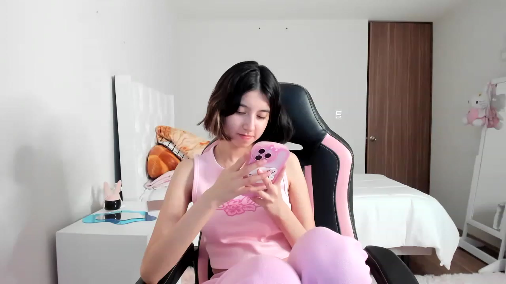 Gallery image thumbnail from Cherrycute666's myfreecams stream on, 02/28/2023, 09:00 image 18 of 20