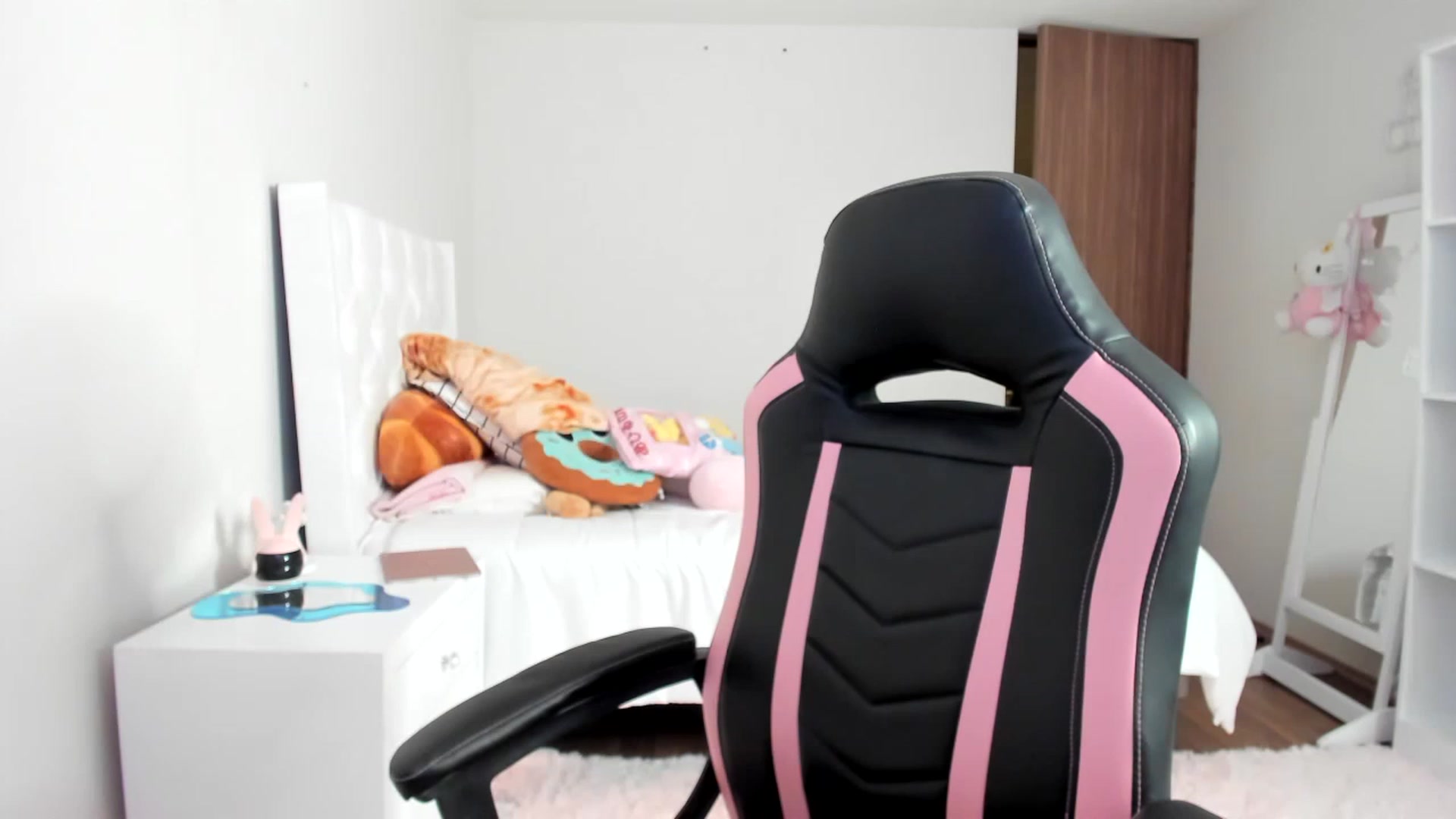 Gallery image thumbnail from Cherrycute666's myfreecams stream on, 02/28/2023, 13:43 image 9 of 20