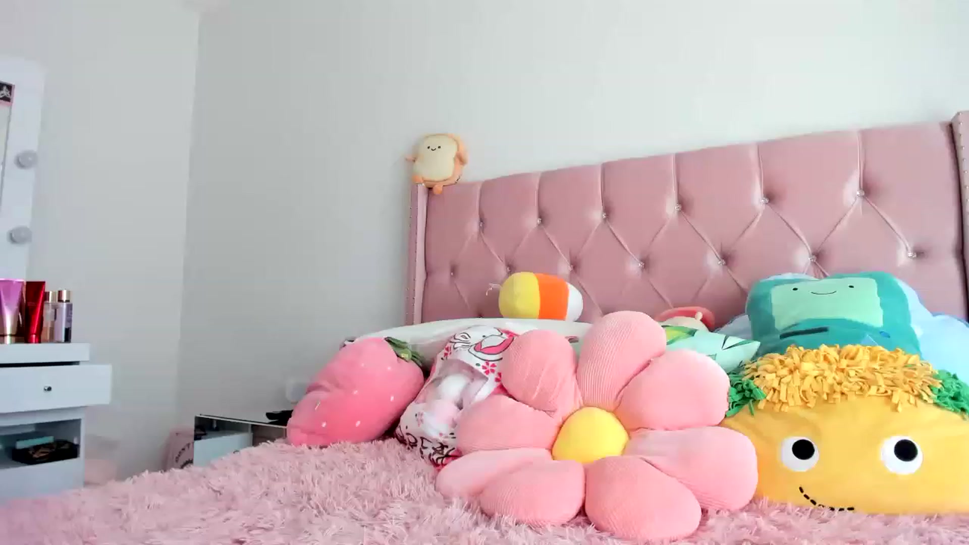 Gallery image thumbnail from Cherrycute666's myfreecams stream on, 03/01/2023, 20:44 image 15 of 20