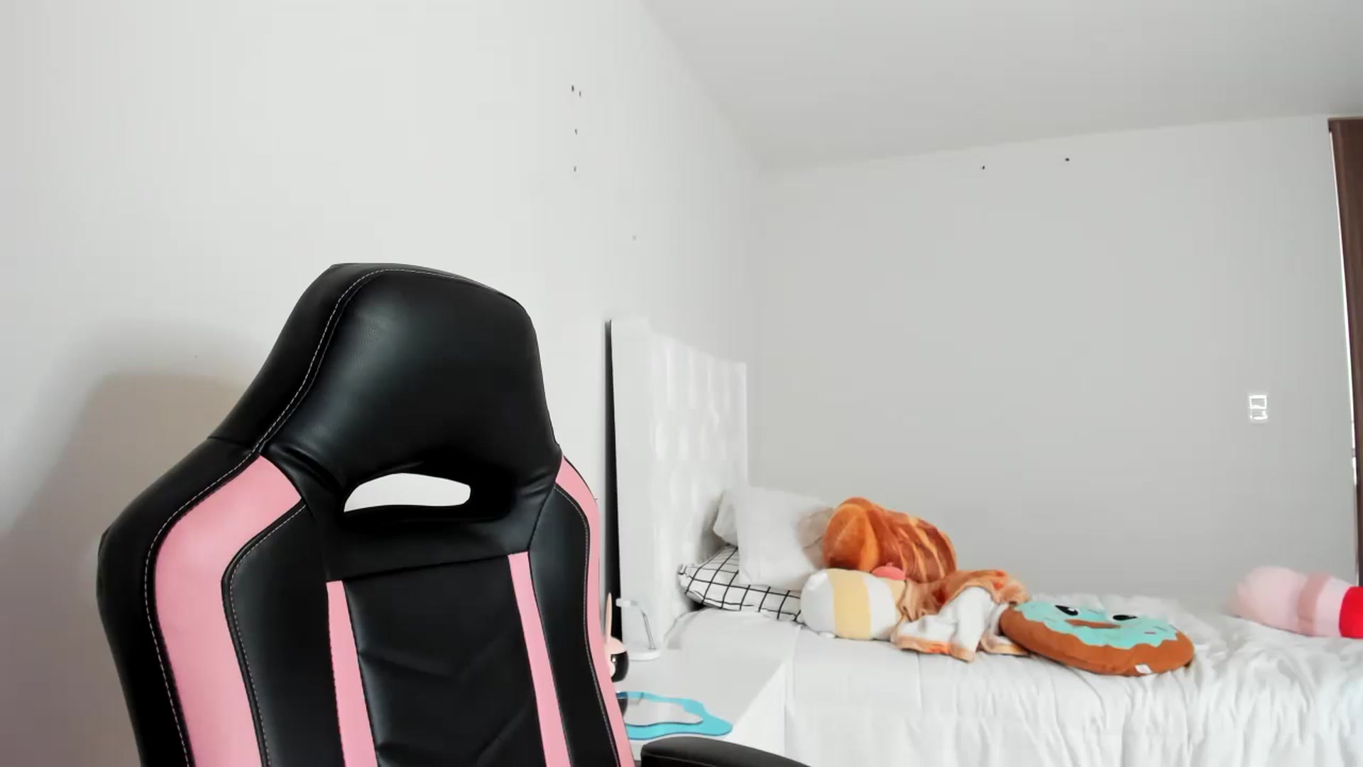 Gallery image thumbnail from Cherrycute666's myfreecams stream on, 03/02/2023, 24:05 image 15 of 20