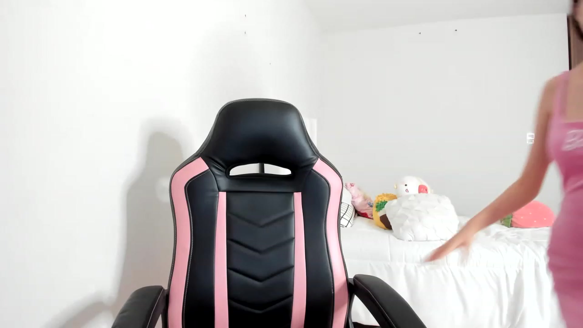 Gallery image thumbnail from Cherrycute666's myfreecams stream on, 03/02/2023, 10:00 image 5 of 20