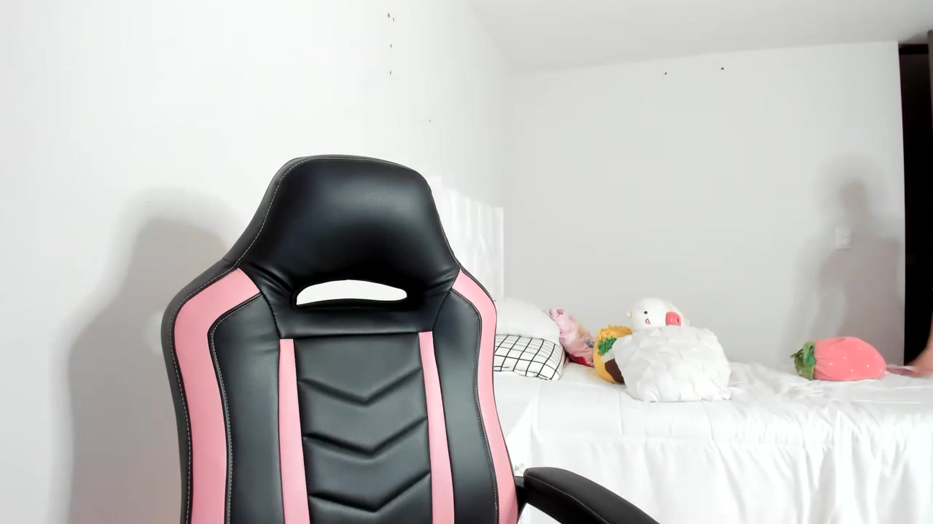 Gallery image thumbnail from Cherrycute666's myfreecams stream on, 03/02/2023, 10:00 image 11 of 20