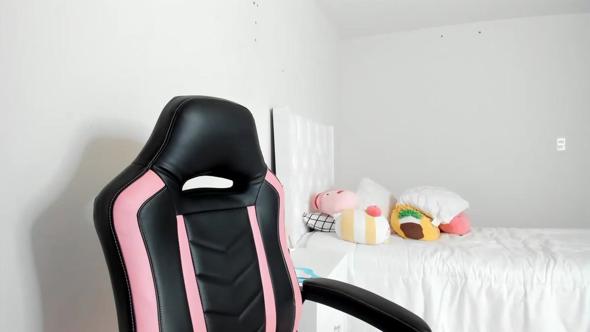 Gallery image thumbnail from Cherrycute666's myfreecams stream on, 03/02/2023, 23:01 image 16 of 20