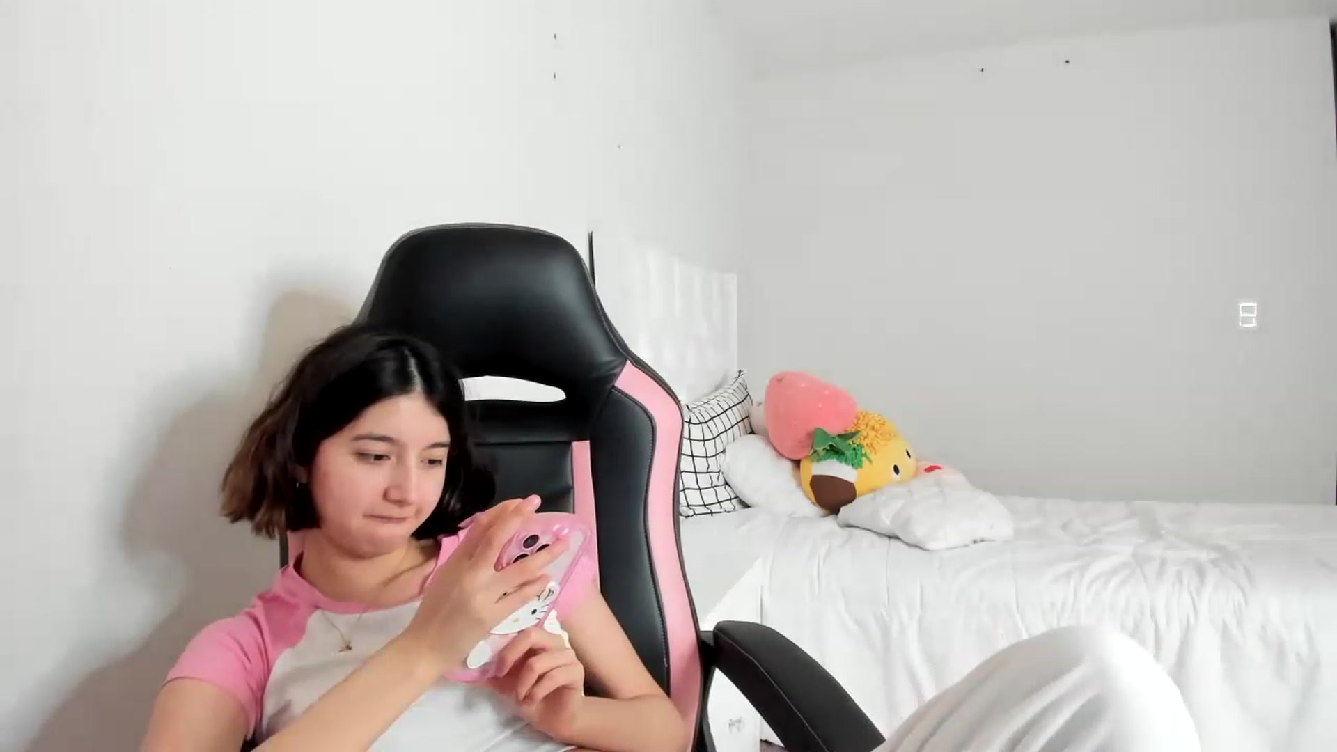 Gallery image thumbnail from Cherrycute666's myfreecams stream on, 03/03/2023, 14:39 image 18 of 20