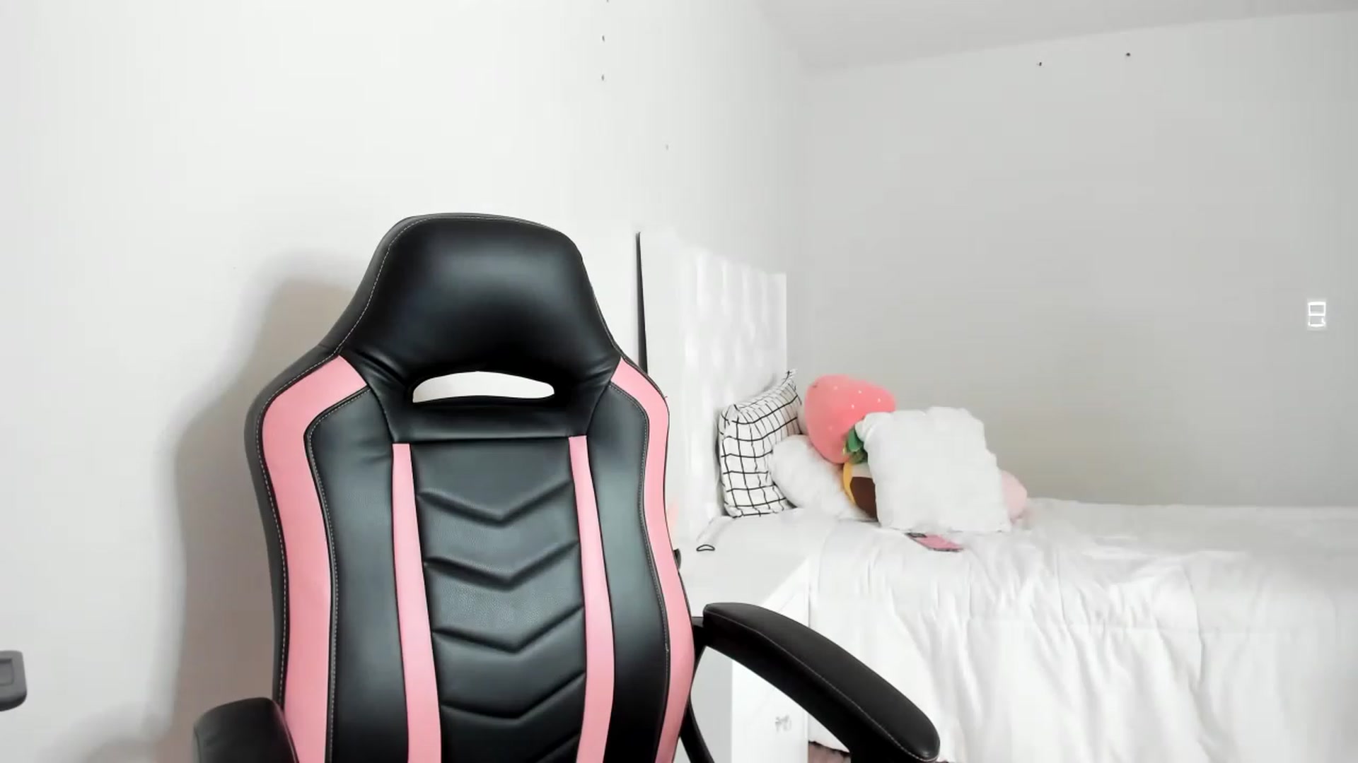 Gallery image thumbnail from Cherrycute666's myfreecams stream on, 03/03/2023, 15:22 image 4 of 20