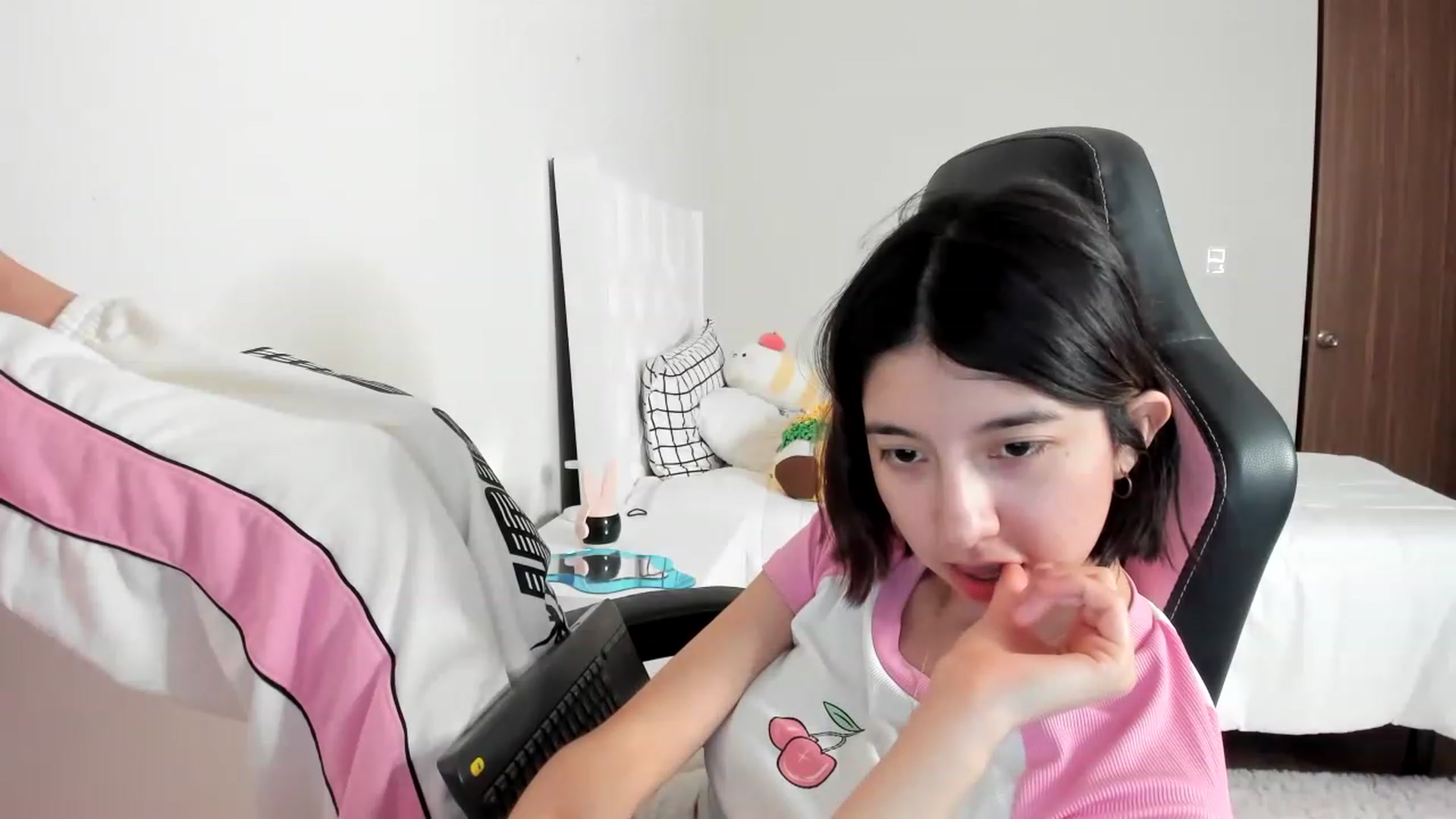 Gallery image thumbnail from Cherrycute666's myfreecams stream on, 03/04/2023, 06:35 image 17 of 20