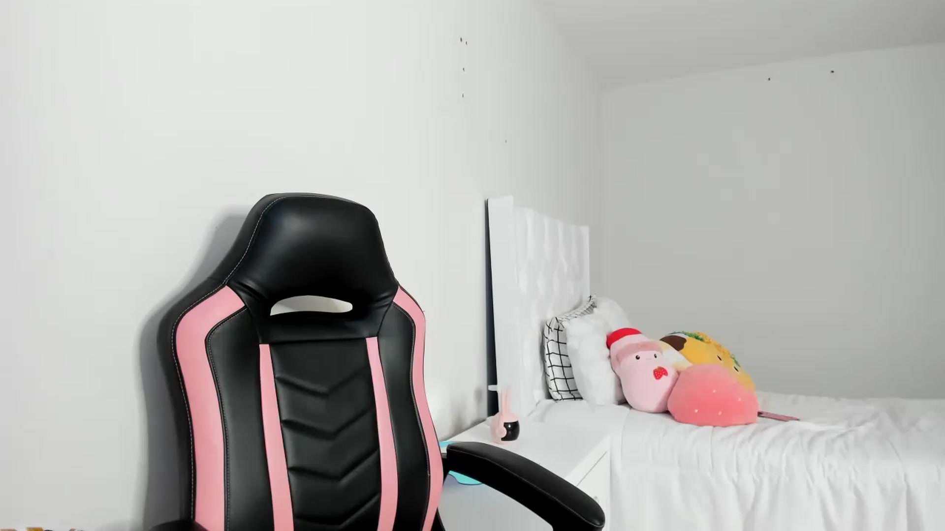 Gallery image thumbnail from Cherrycute666's myfreecams stream on, 03/05/2023, 04:23 image 4 of 20