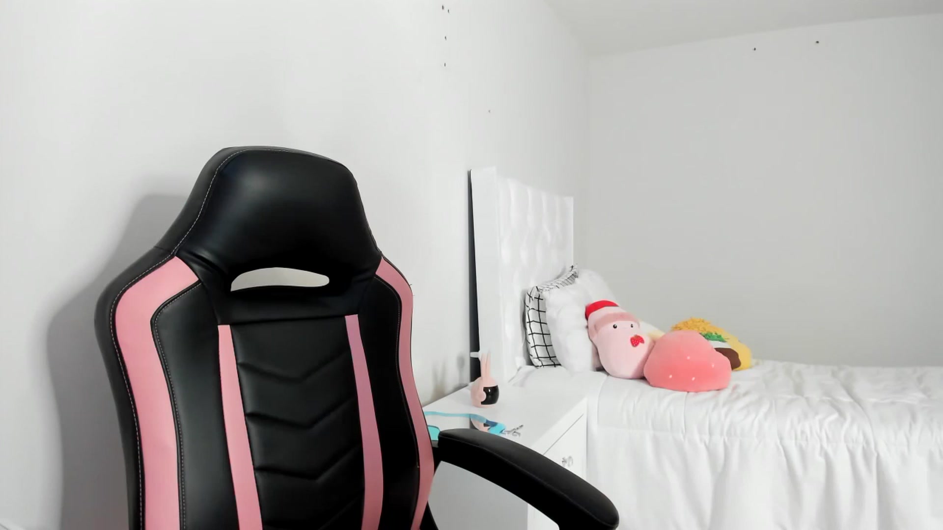 Gallery image thumbnail from Cherrycute666's myfreecams stream on, 03/05/2023, 06:36 image 12 of 20