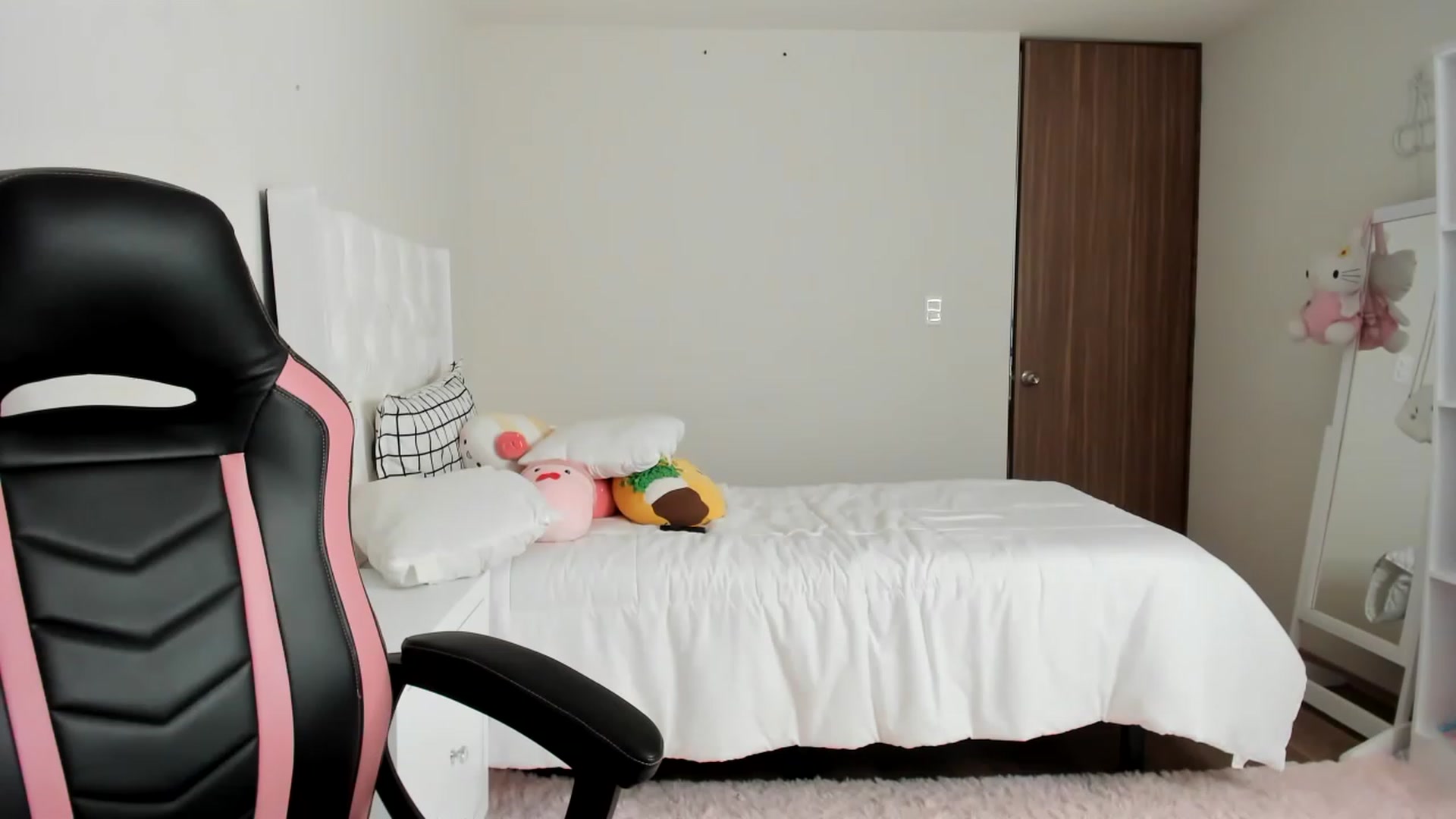 Gallery image thumbnail from Cherrycute666's myfreecams stream on, 03/05/2023, 15:25 image 9 of 20