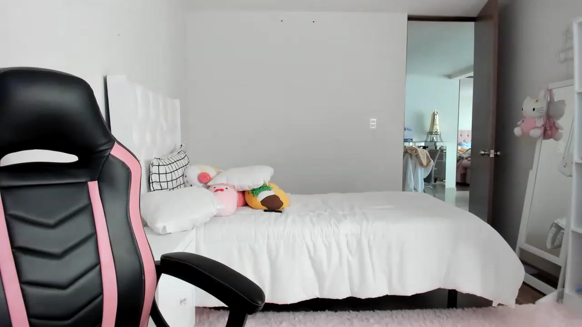Gallery image thumbnail from Cherrycute666's myfreecams stream on, 03/05/2023, 15:25 image 8 of 20
