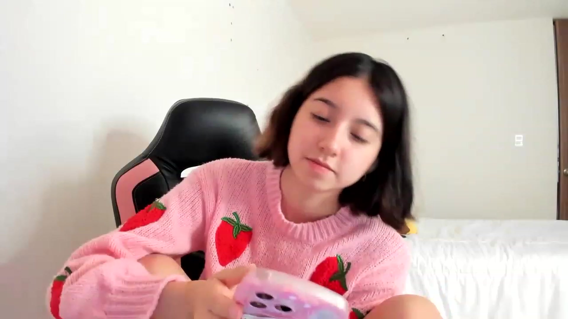 Gallery image thumbnail from Cherrycute666's myfreecams stream on, 03/05/2023, 17:12 image 7 of 20