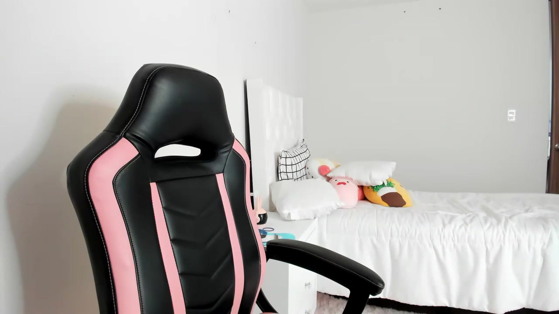 Gallery image thumbnail from Cherrycute666's myfreecams stream on, 03/05/2023, 17:52 image 13 of 20