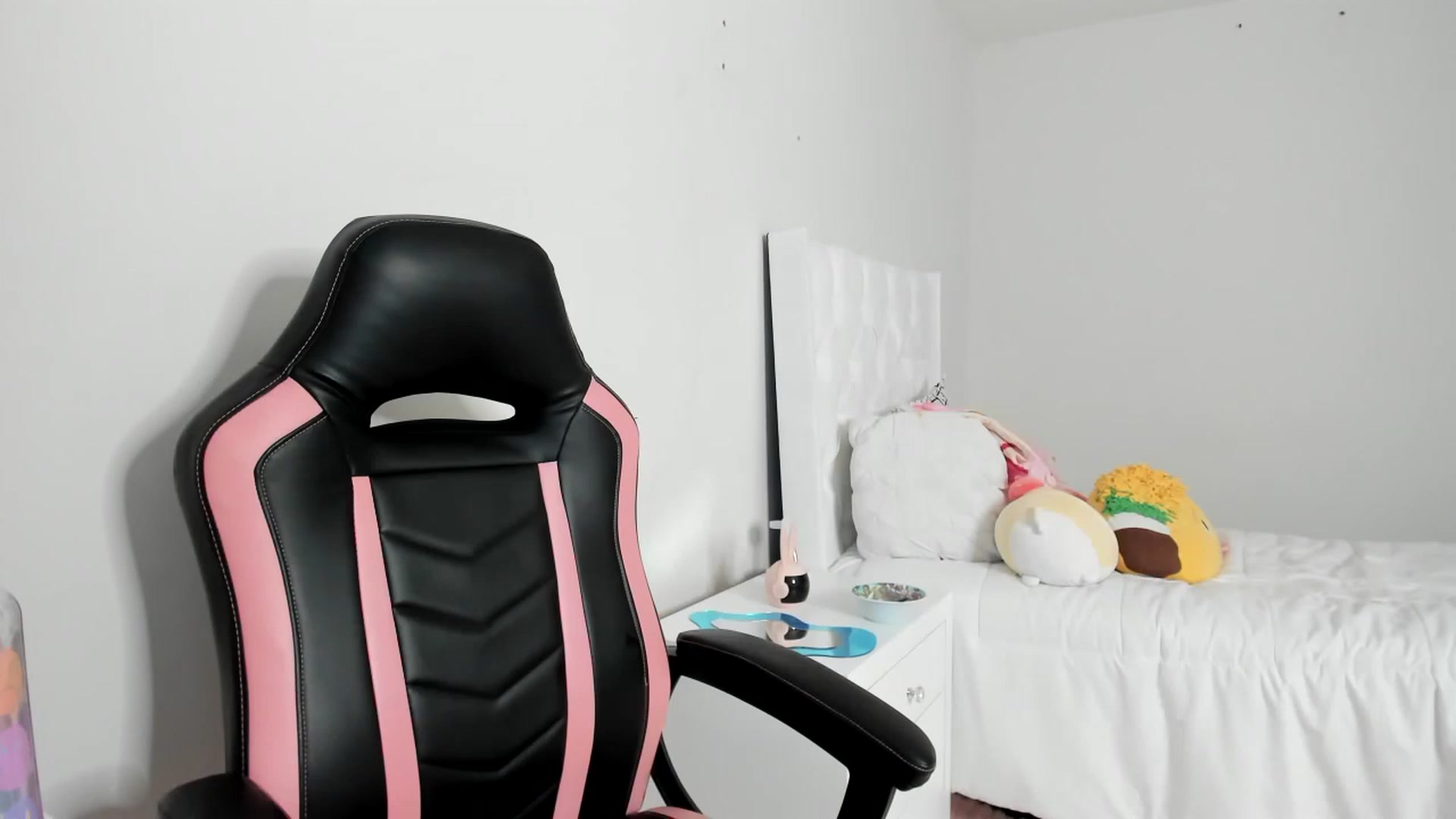 Gallery image thumbnail from Cherrycute666's myfreecams stream on, 03/06/2023, 10:29 image 10 of 20