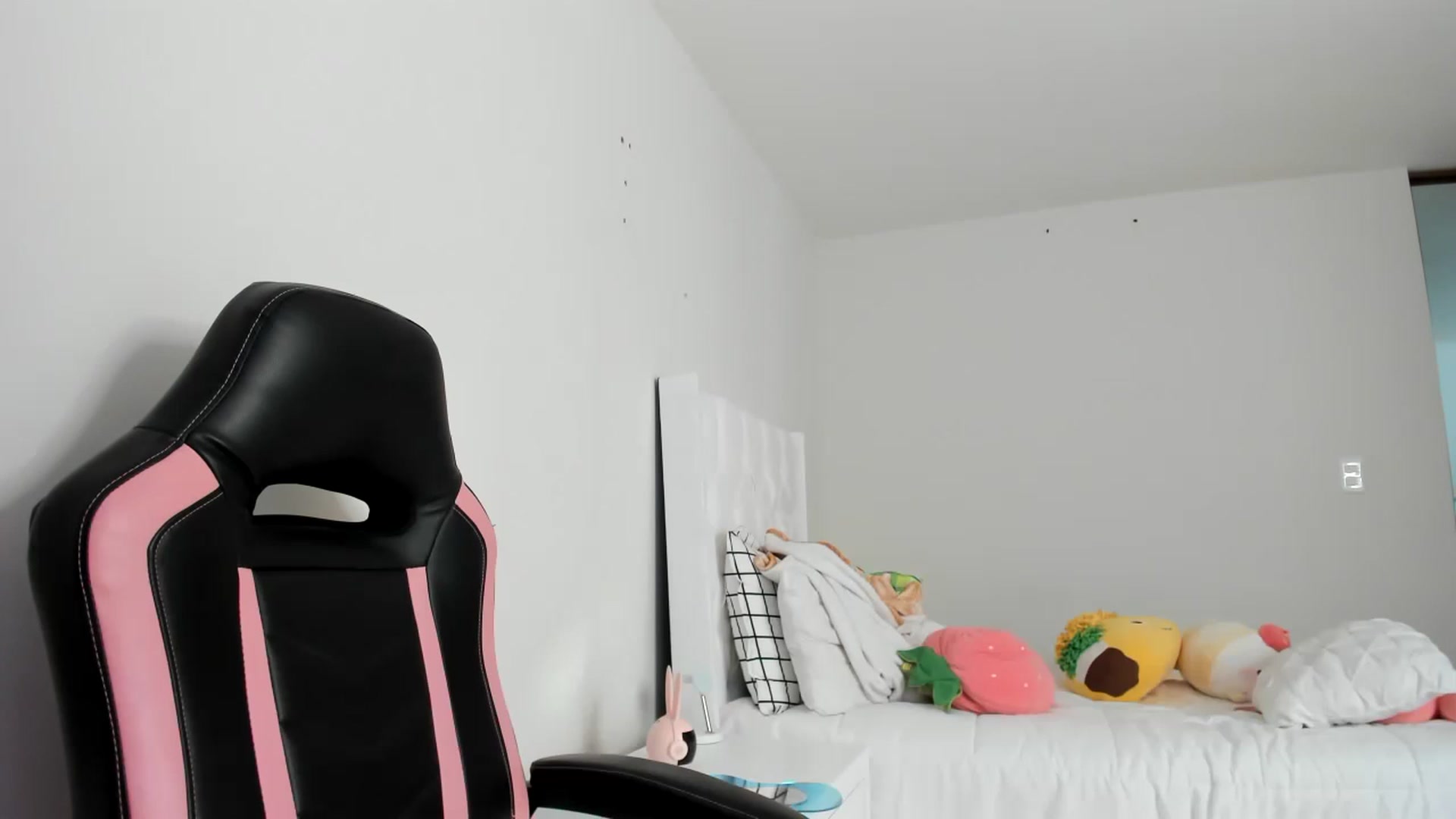 Gallery image thumbnail from Cherrycute666's myfreecams stream on, 03/07/2023, 17:51 image 15 of 20