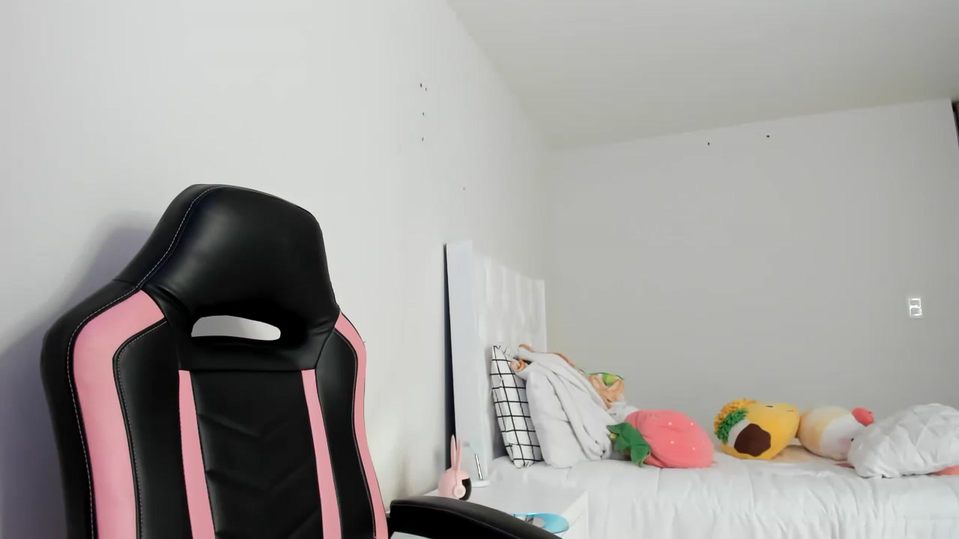 Gallery image thumbnail from Cherrycute666's myfreecams stream on, 03/07/2023, 17:51 image 13 of 20