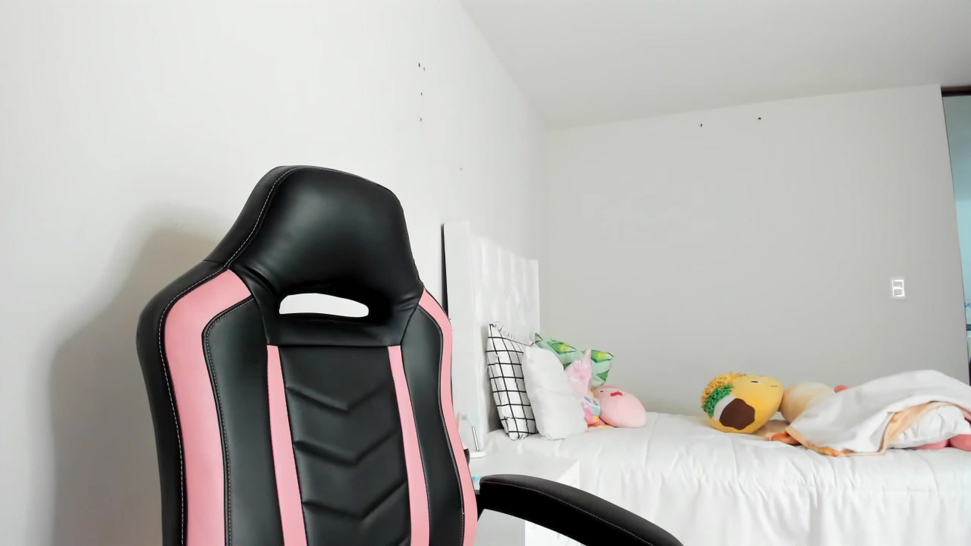 Gallery image thumbnail from Cherrycute666's myfreecams stream on, 03/07/2023, 17:51 image 2 of 20