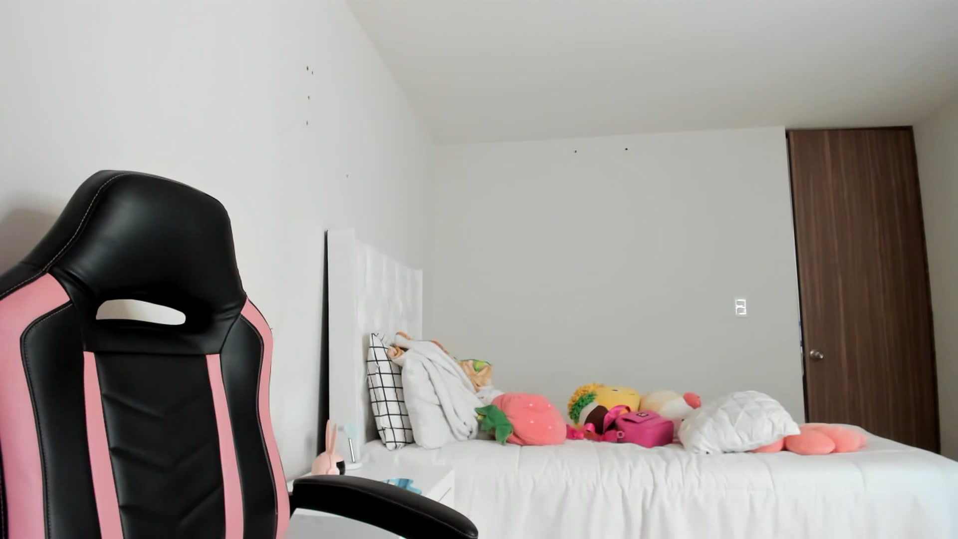 Gallery image thumbnail from Cherrycute666's myfreecams stream on, 03/07/2023, 19:04 image 11 of 20