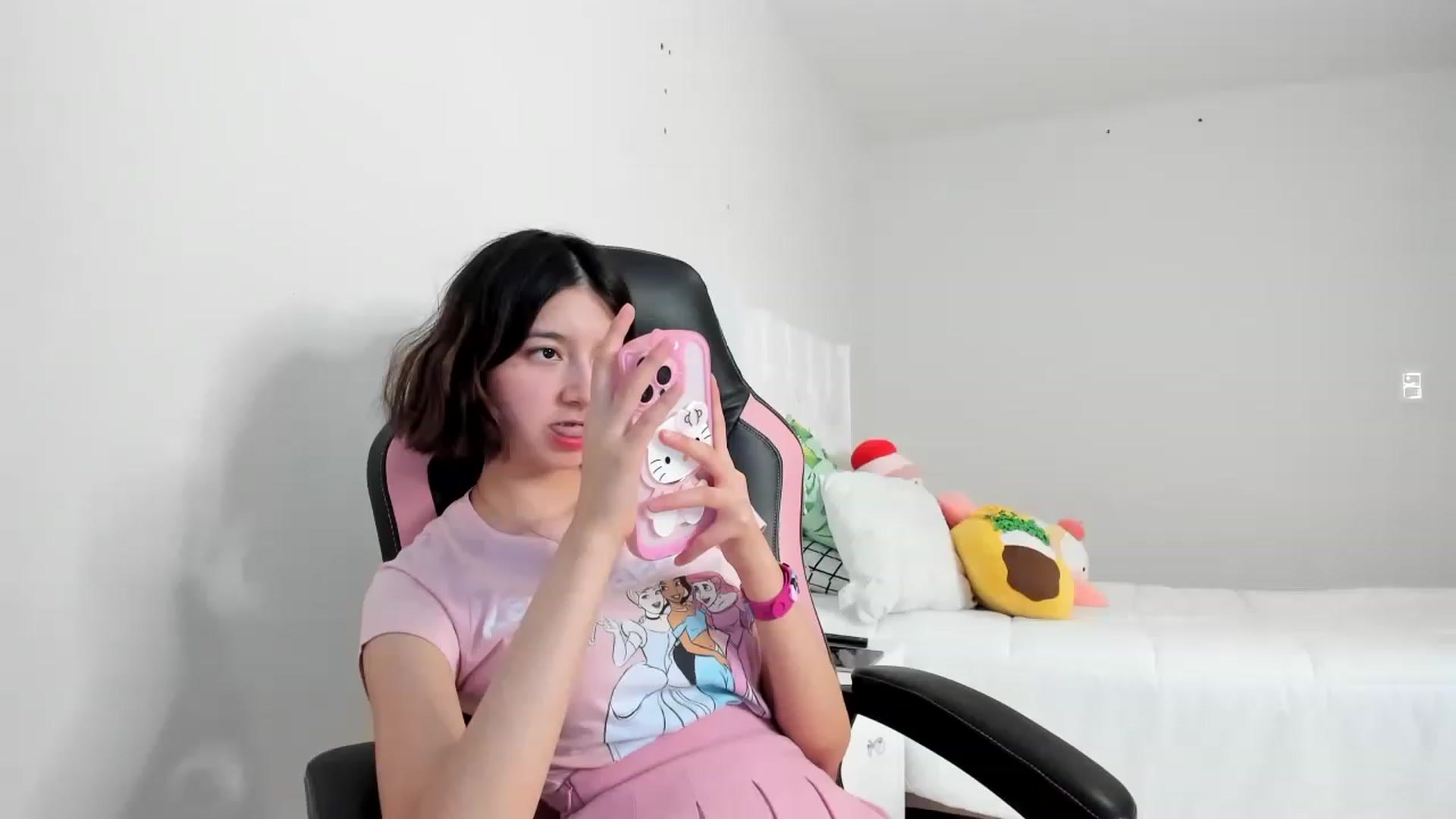 Gallery image thumbnail from Cherrycute666's myfreecams stream on, 03/08/2023, 01:38 image 17 of 20