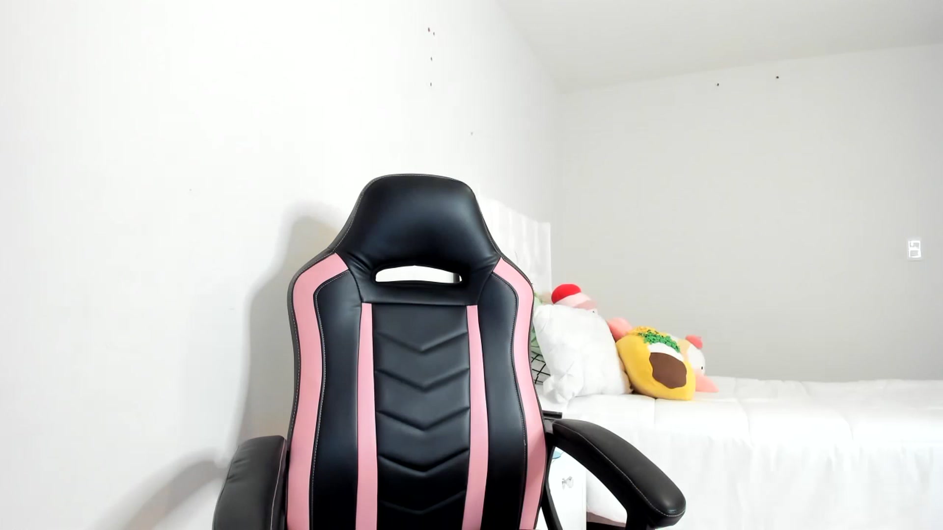 Gallery image thumbnail from Cherrycute666's myfreecams stream on, 03/08/2023, 01:38 image 2 of 20