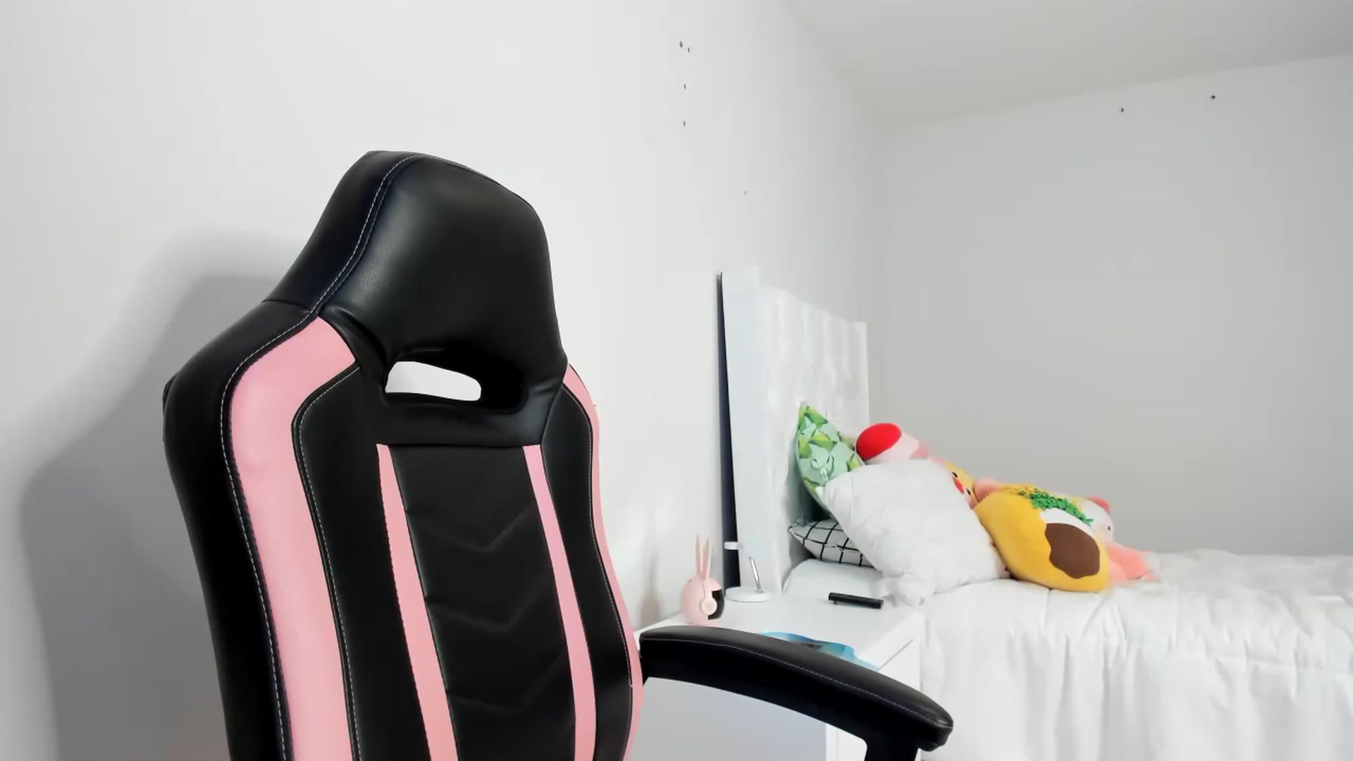 Gallery image thumbnail from Cherrycute666's myfreecams stream on, 03/08/2023, 04:29 image 9 of 20