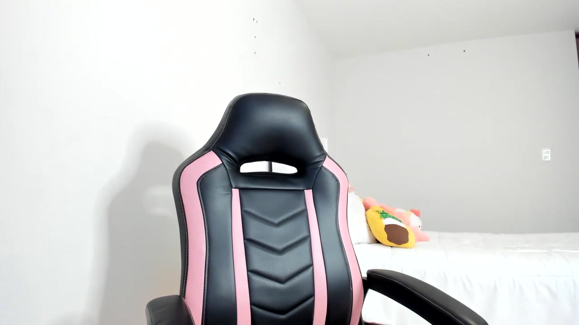 Gallery image thumbnail from Cherrycute666's myfreecams stream on, 03/08/2023, 04:29 image 4 of 20
